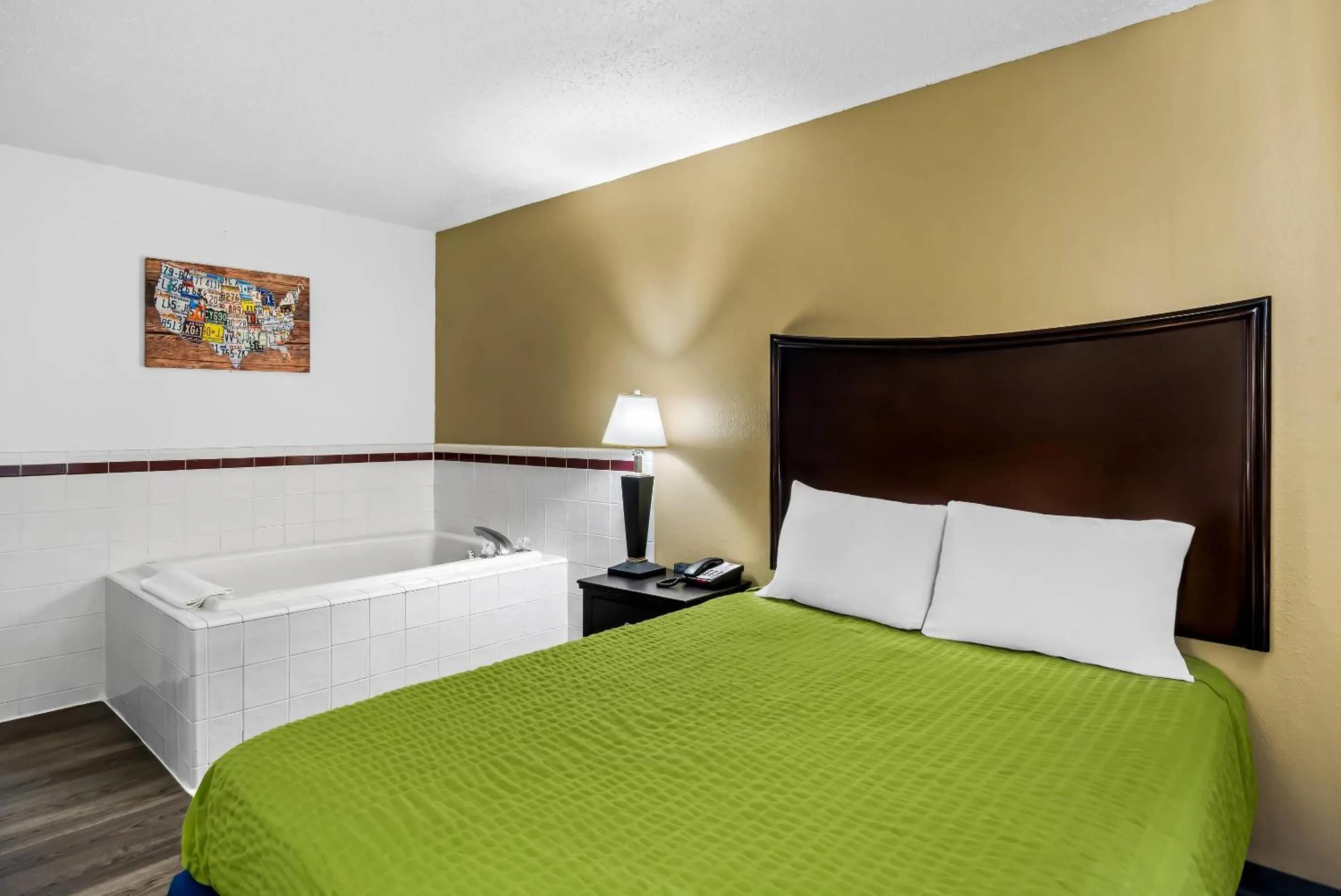 Bedroom, Bed in Econo Lodge Inn & Suites Auburn