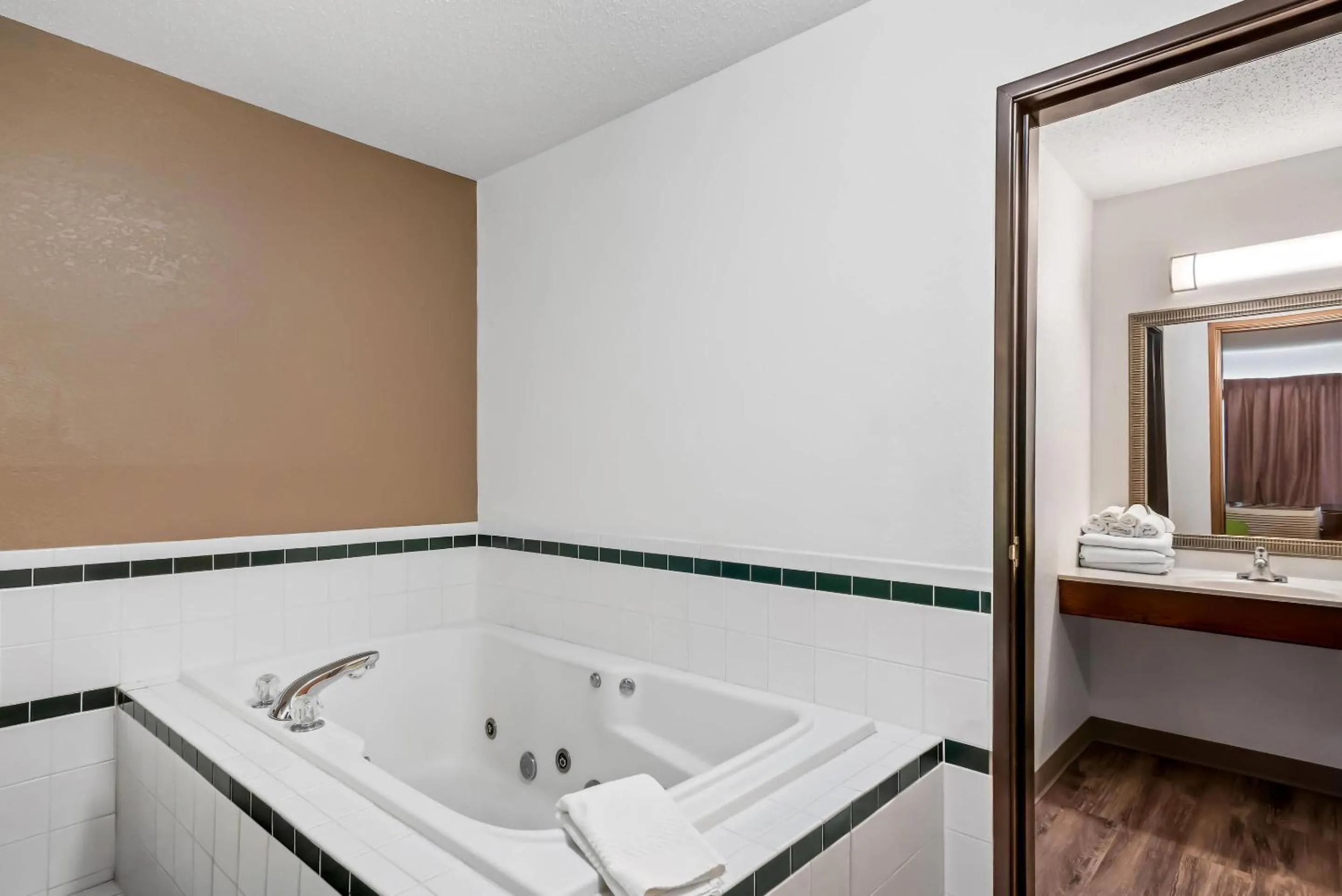 Bedroom in Econo Lodge Inn & Suites Auburn