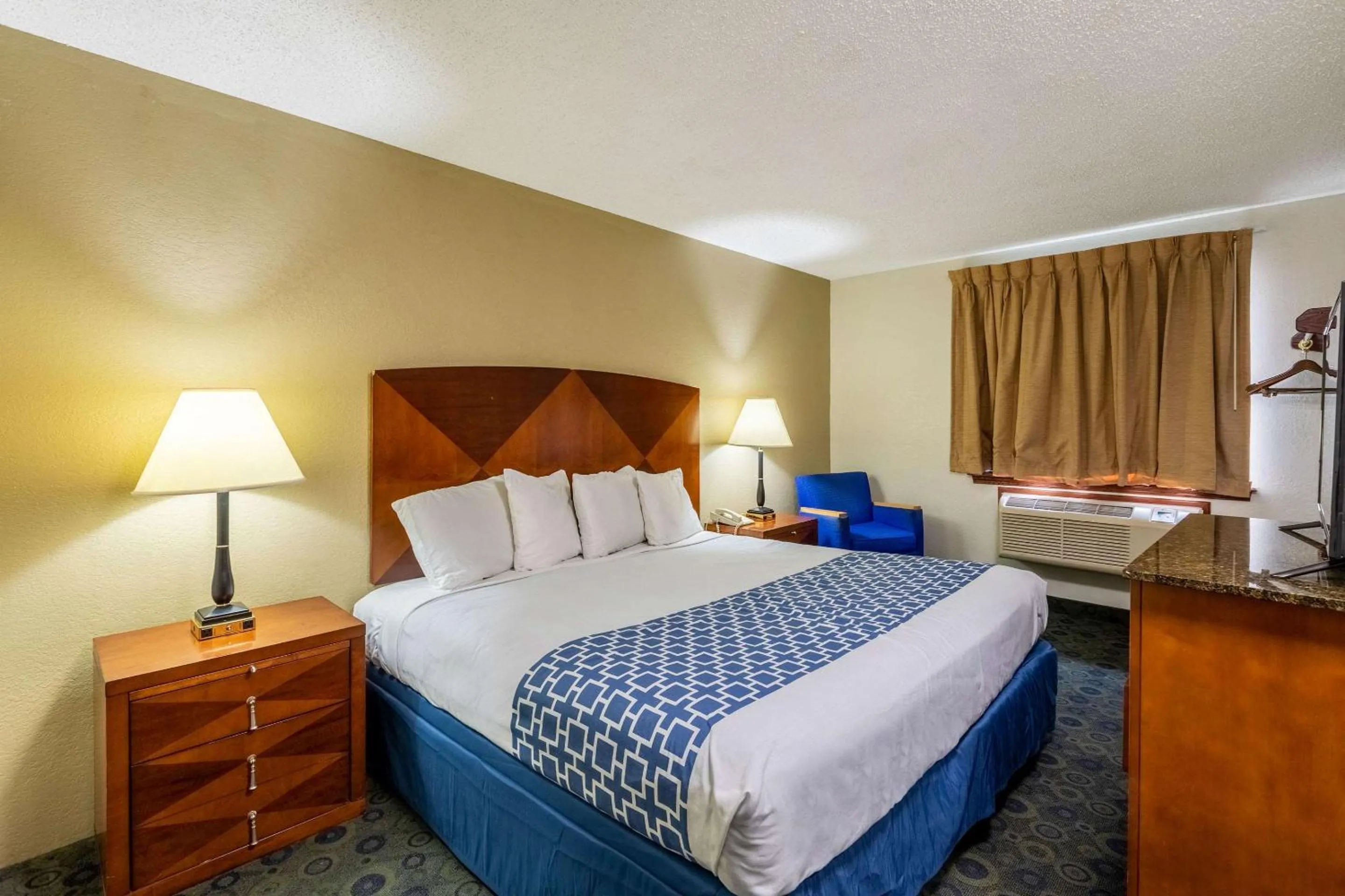 Bedroom, Bed in Econo Lodge Inn & Suites Auburn