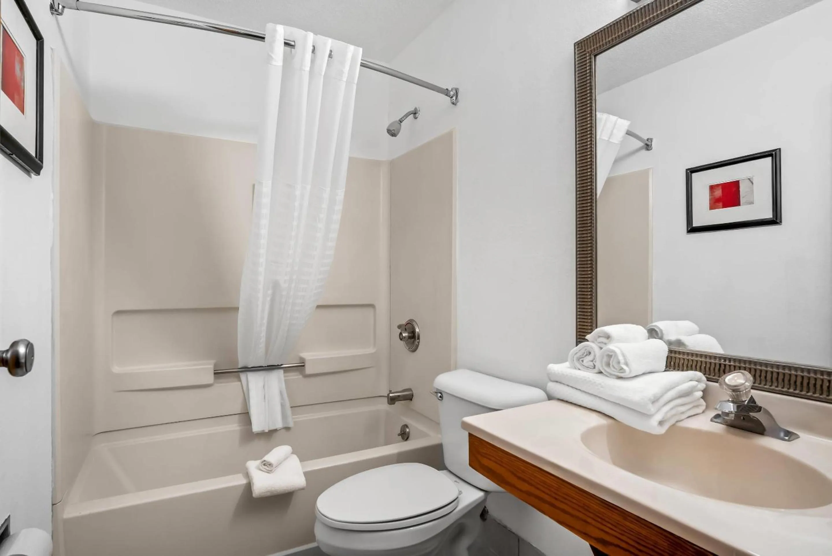 Bedroom in Econo Lodge Inn & Suites Auburn