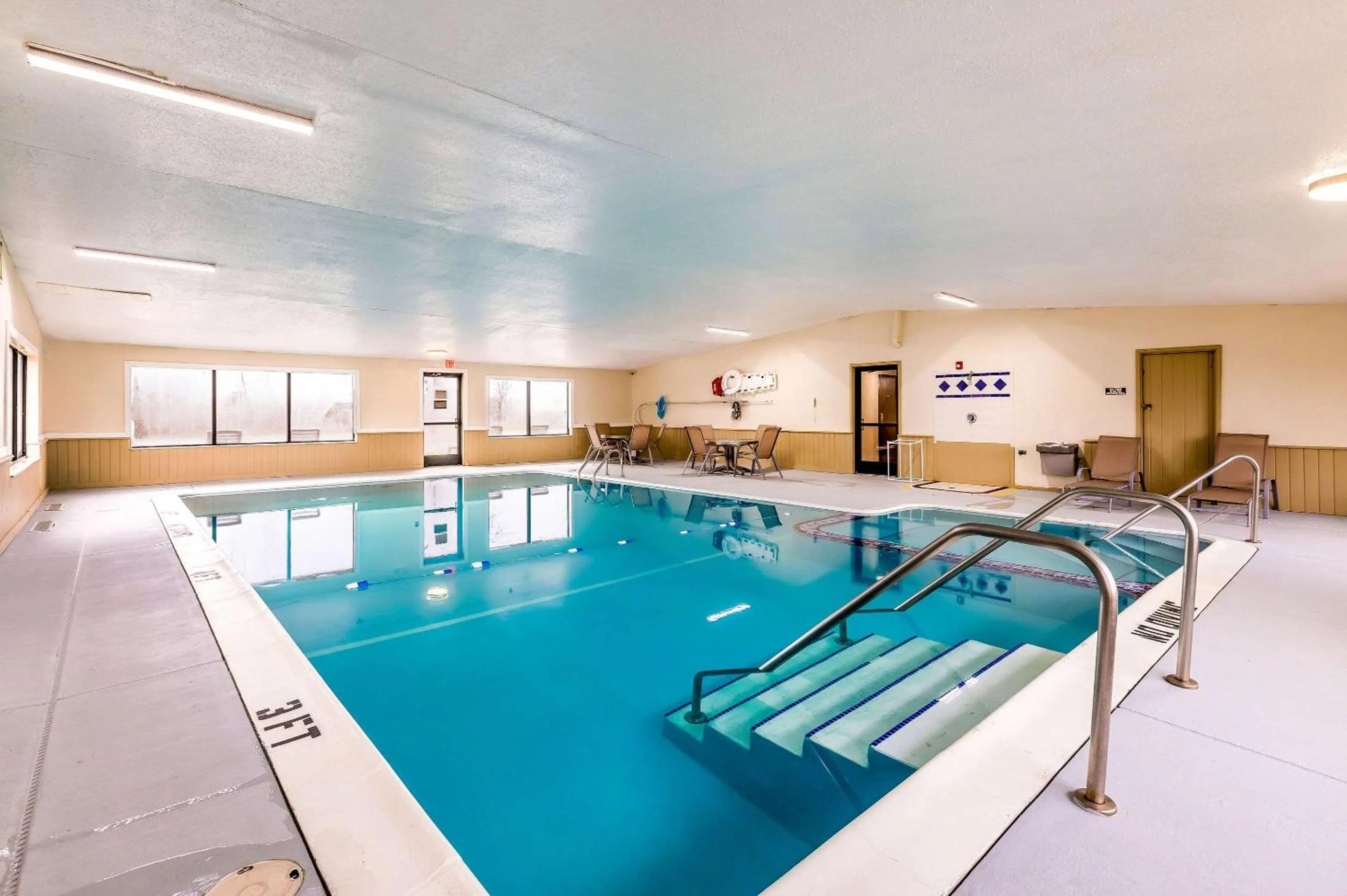 Swimming pool in Econo Lodge Inn & Suites Auburn
