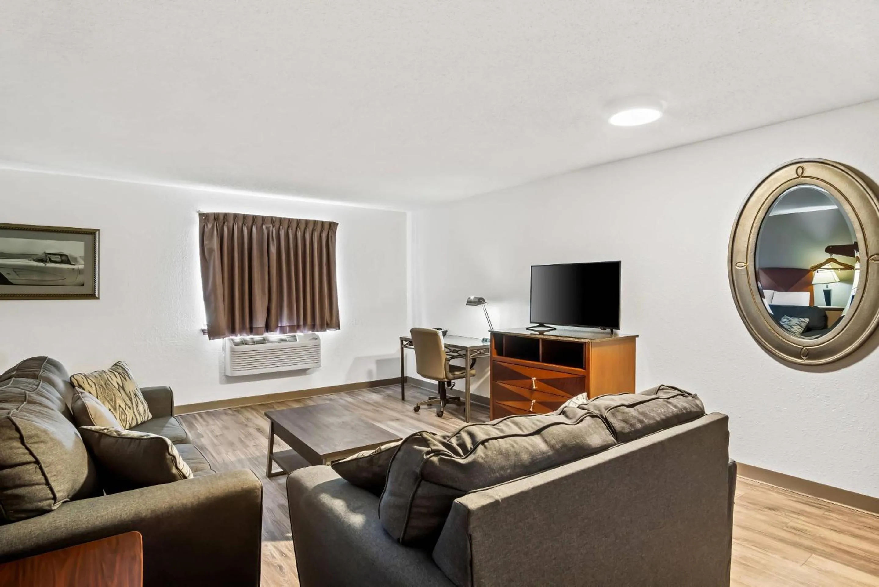 Bedroom in Econo Lodge Inn & Suites Auburn