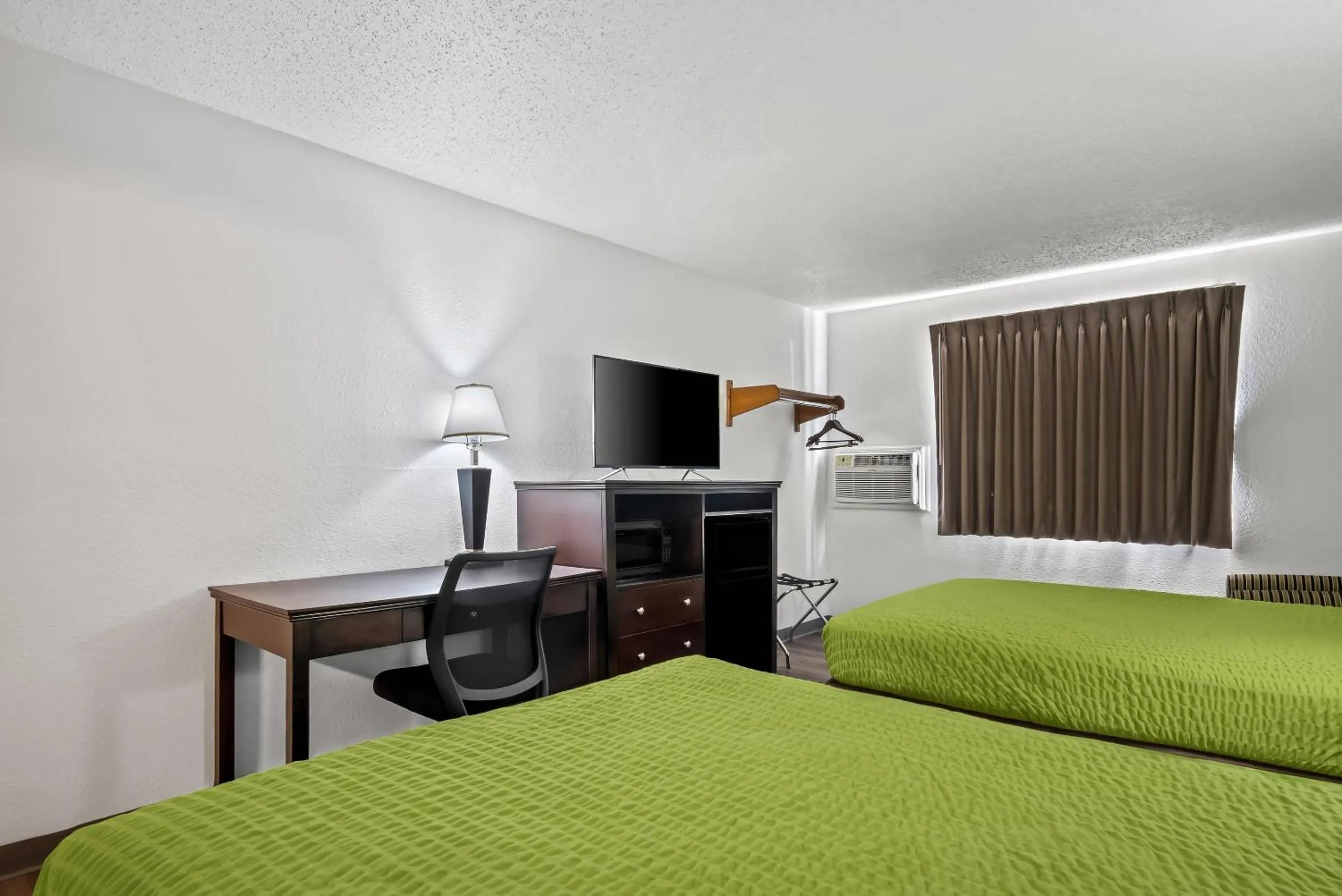 Bedroom, Bed in Econo Lodge Inn & Suites Auburn