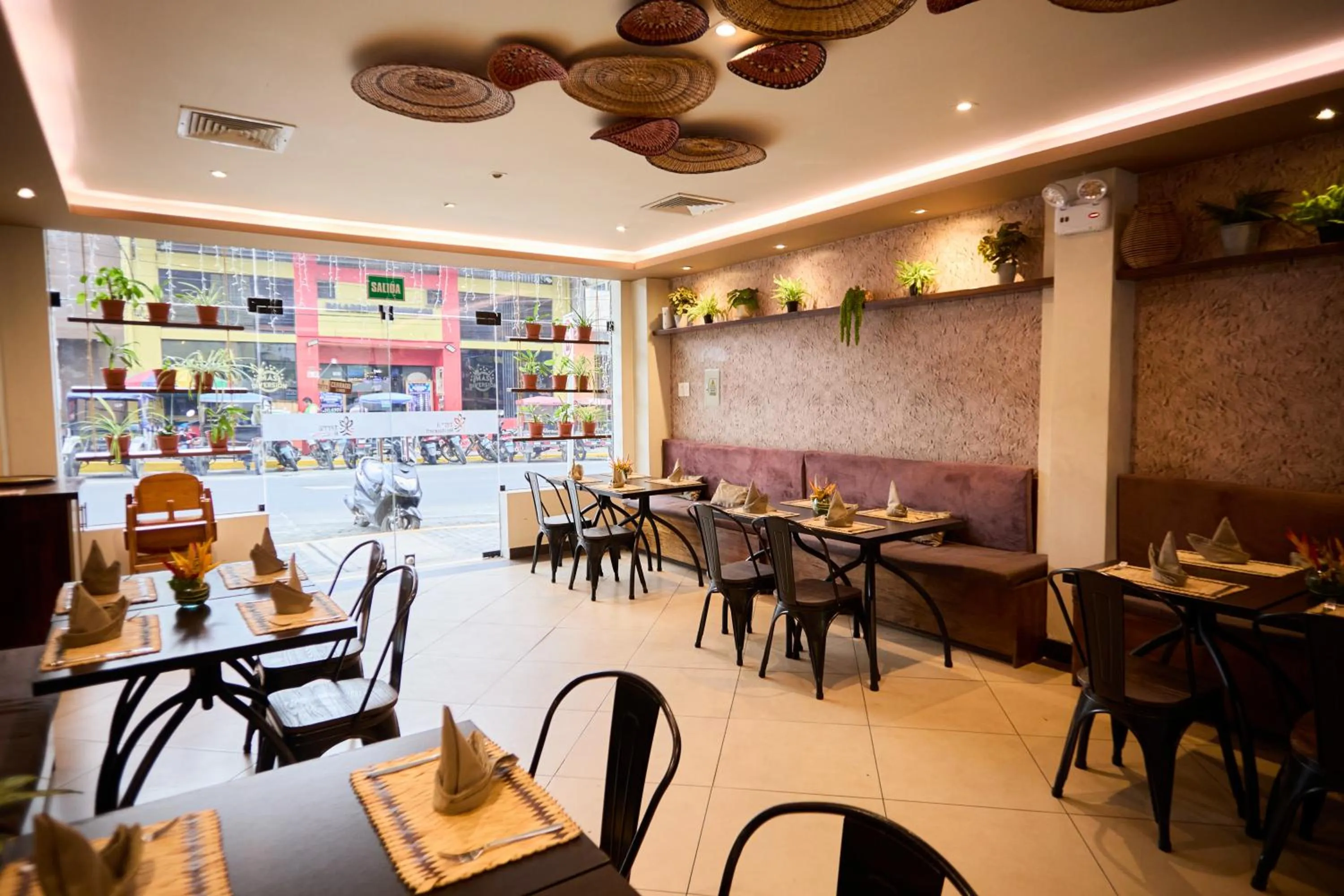 Restaurant/places to eat in El Dorado Classic Hotel