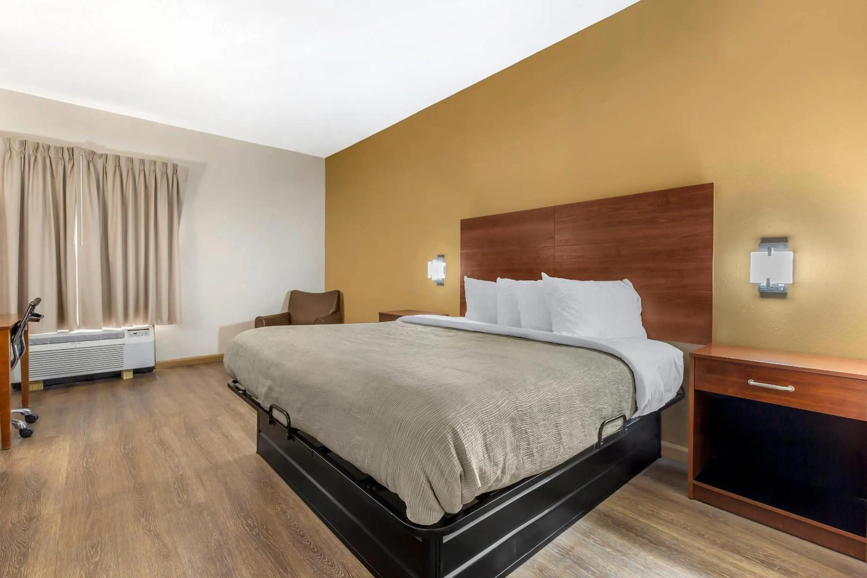 Bedroom, Bed in Quality Inn Lumberton North