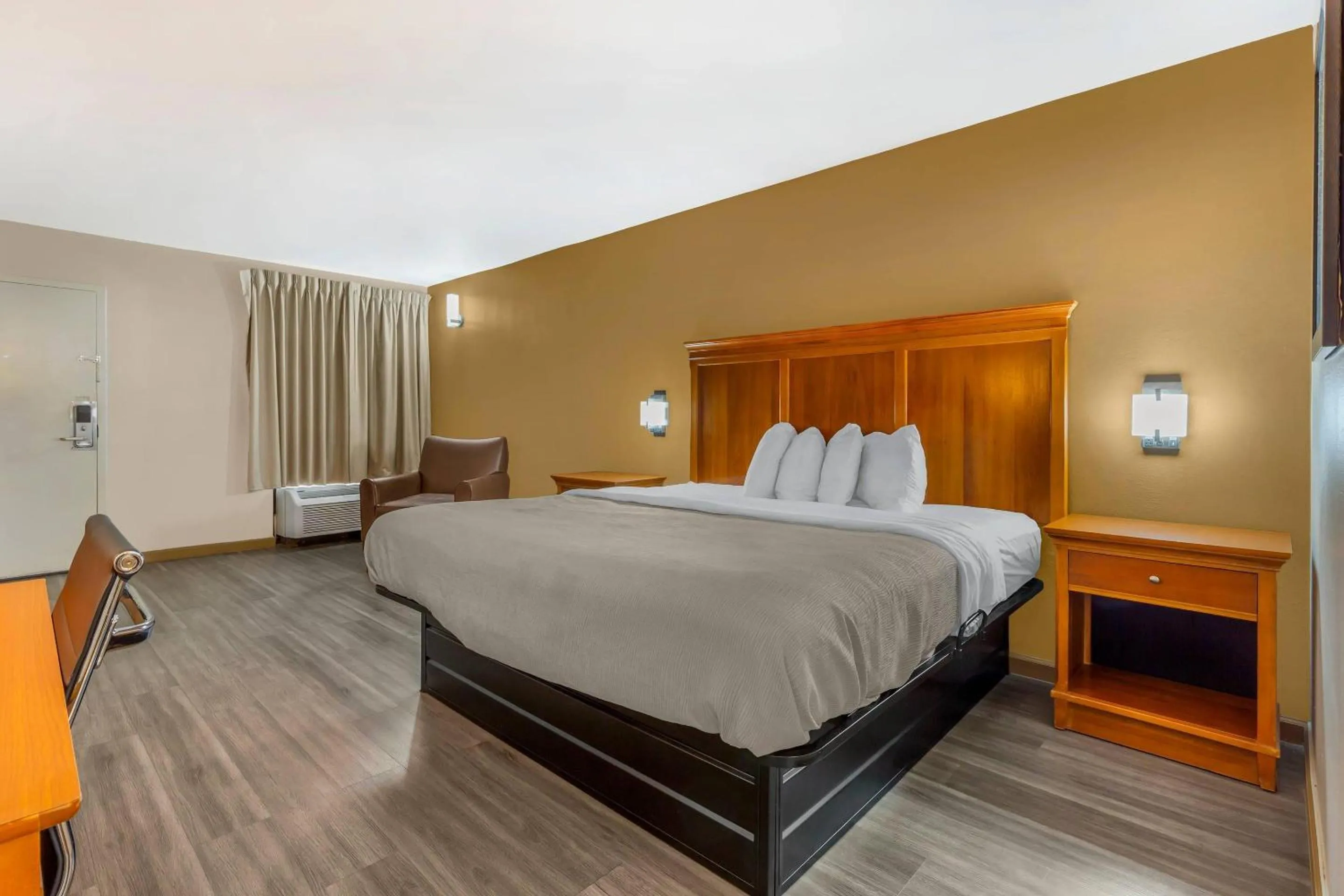 Bedroom, Bed in Quality Inn Lumberton North