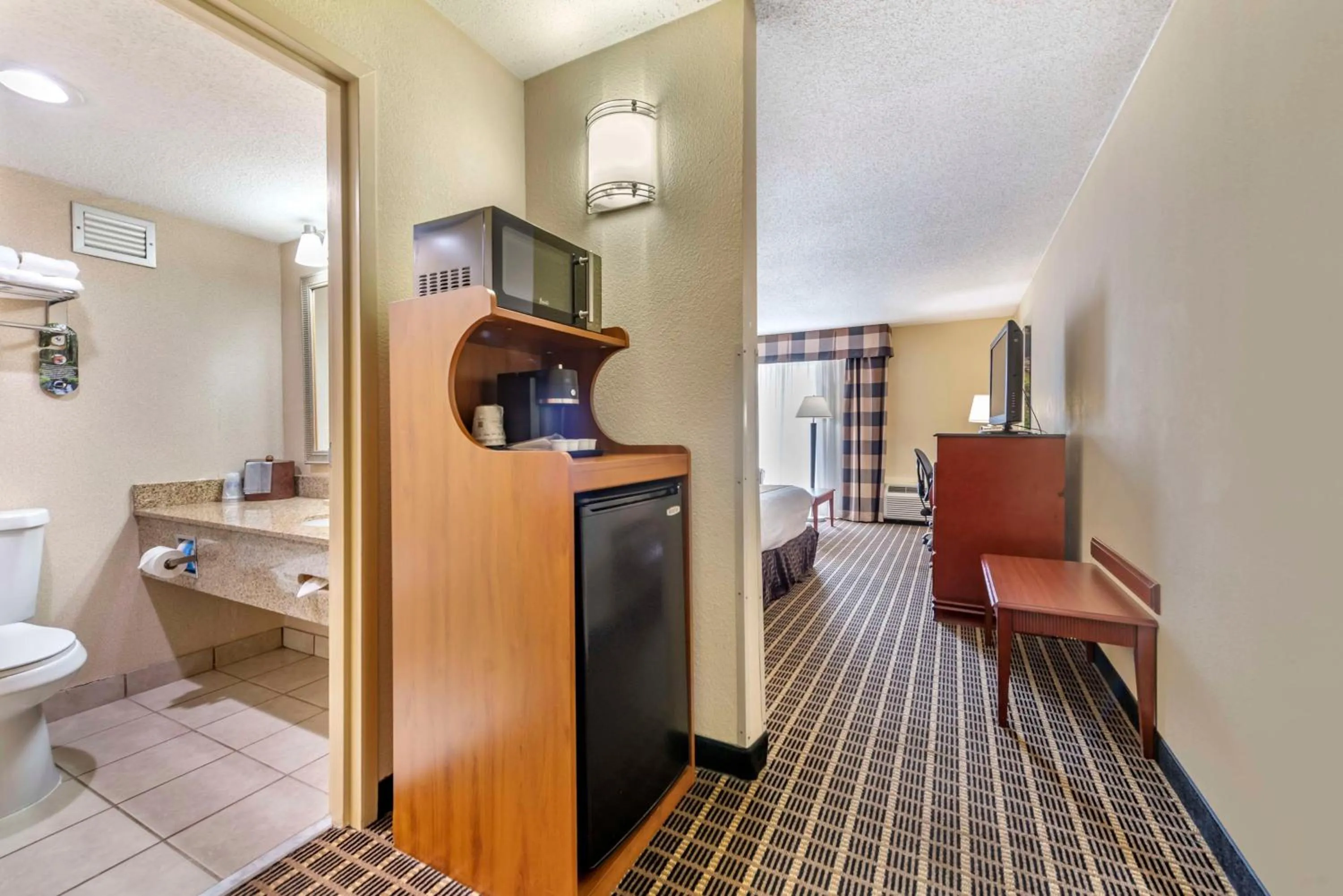 Bedroom in Best Western Plus Bridgeport Inn