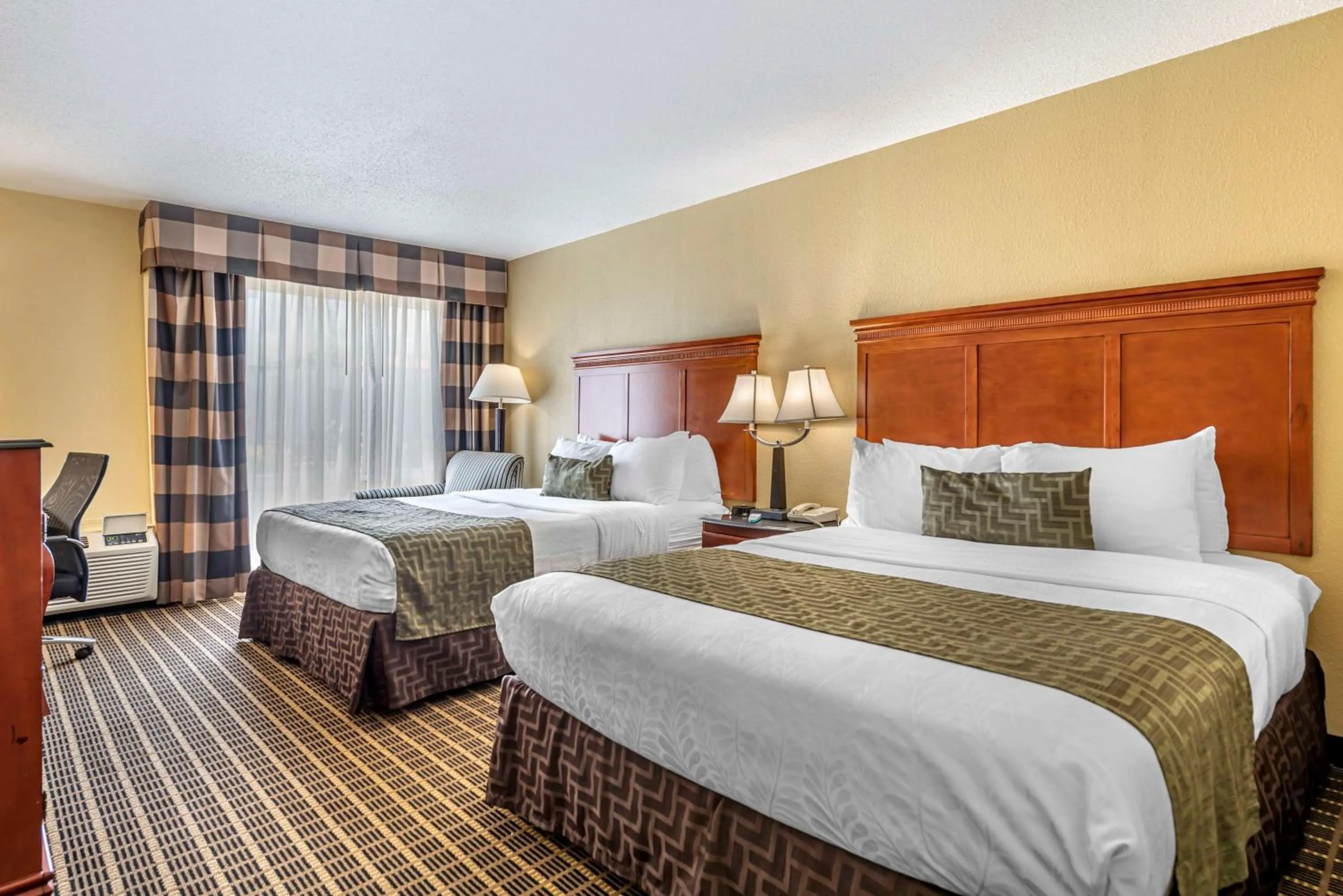 Bedroom, Bed in Best Western Plus Bridgeport Inn