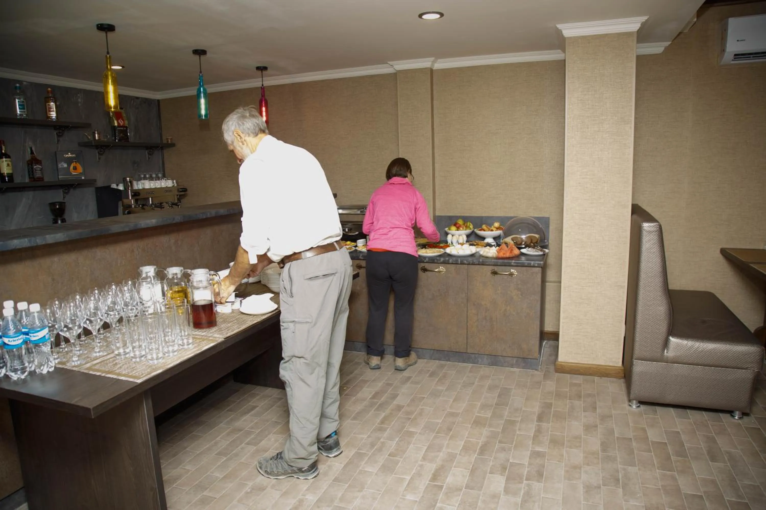 Restaurant/places to eat in De'Mar Hotel