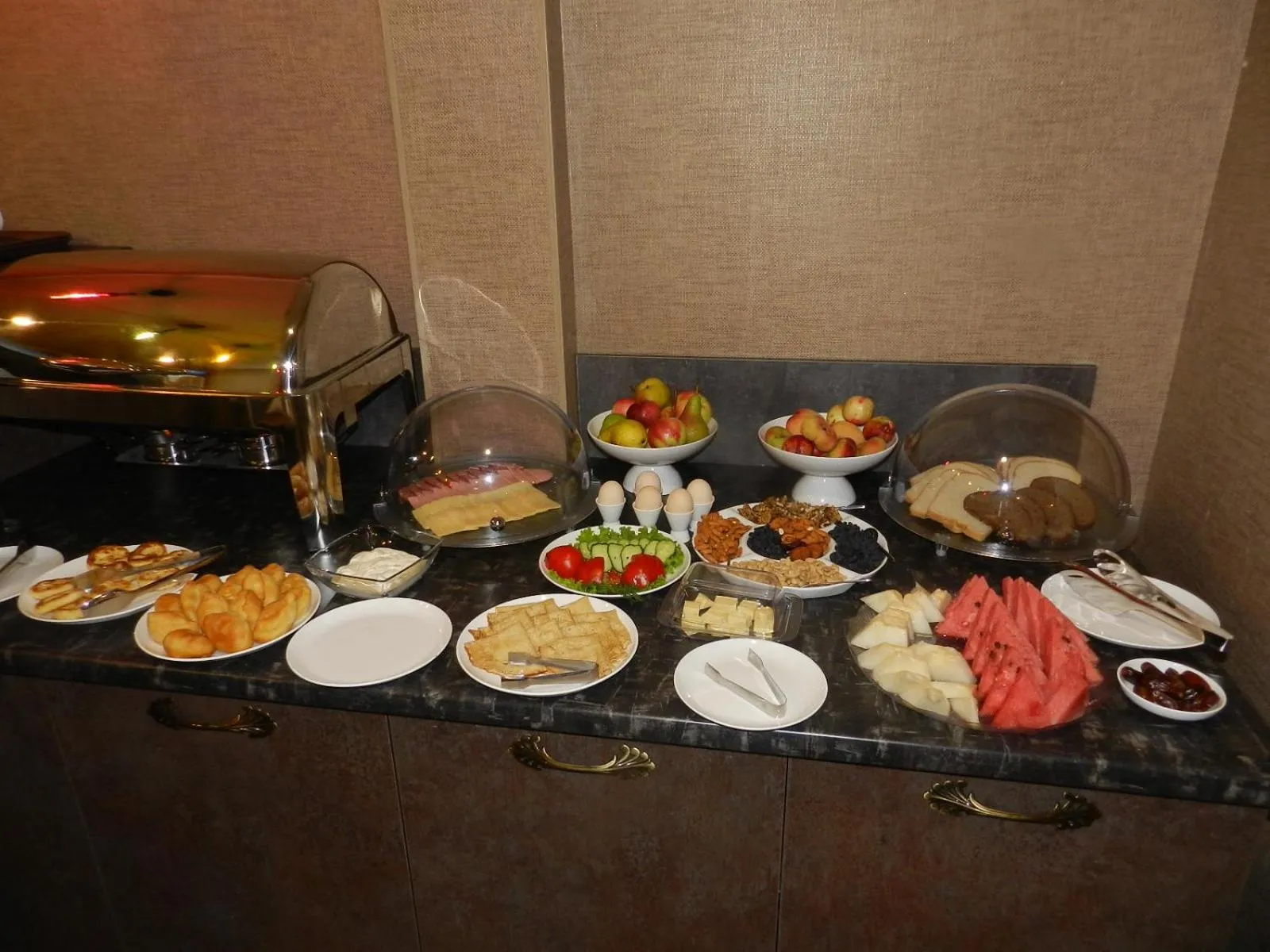 Restaurant/places to eat in De'Mar Hotel