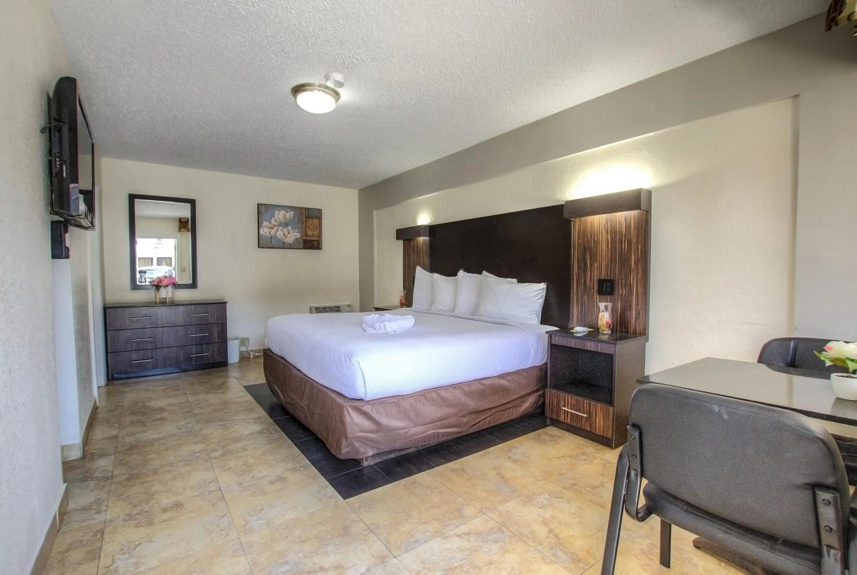 King Room in La Bella Oceanfront Inn - Daytona