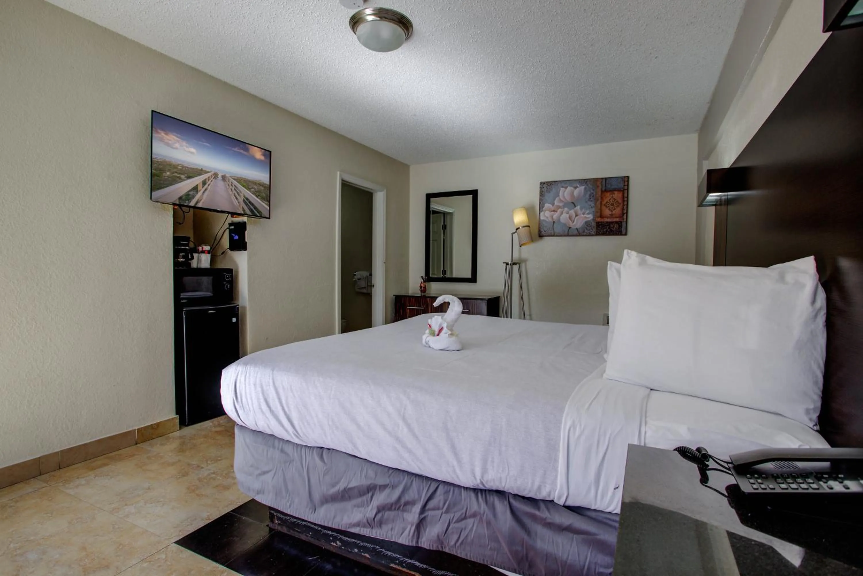 Bed in La Bella Inn - POOL OPEN