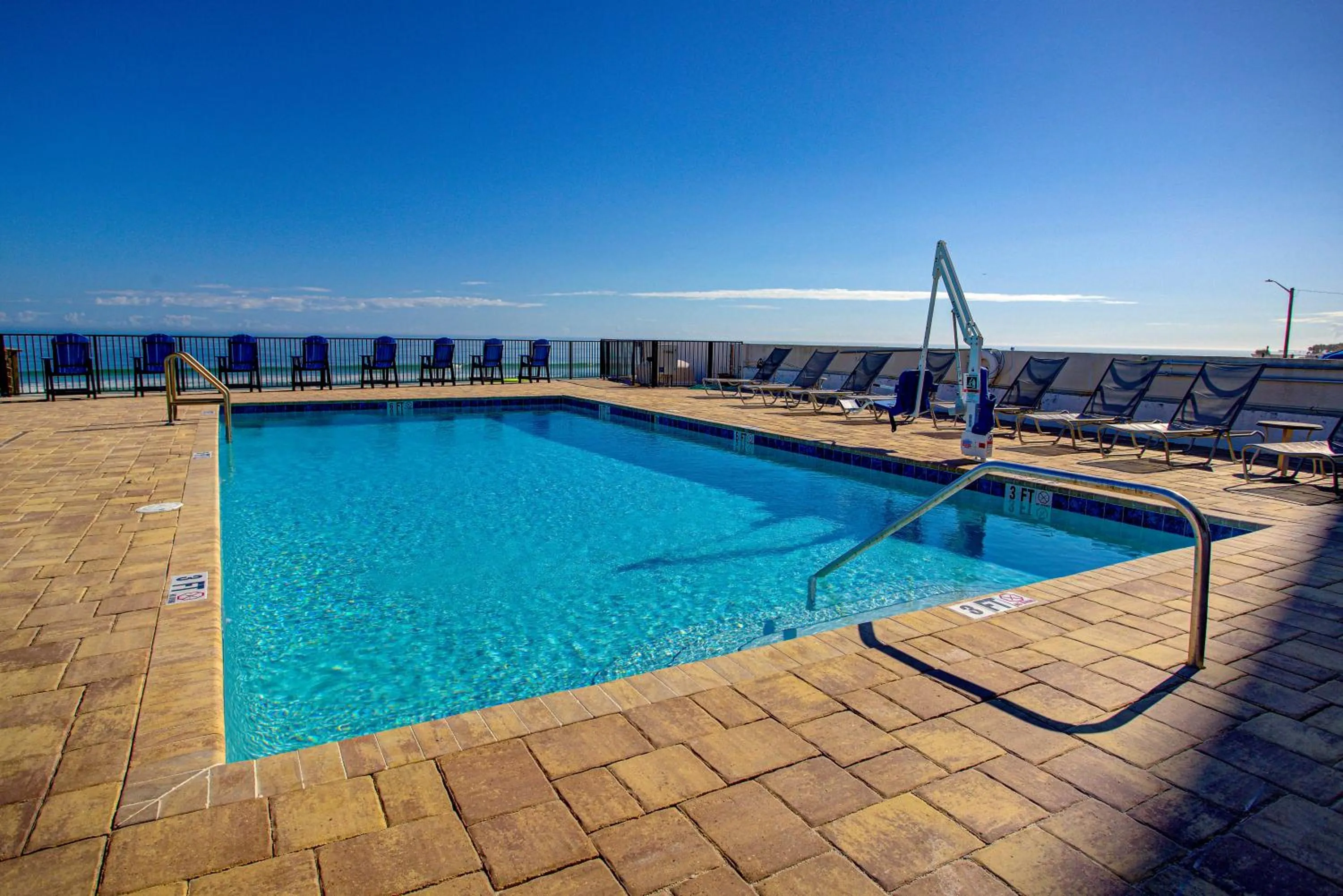 Swimming pool in La Bella Inn - POOL OPEN