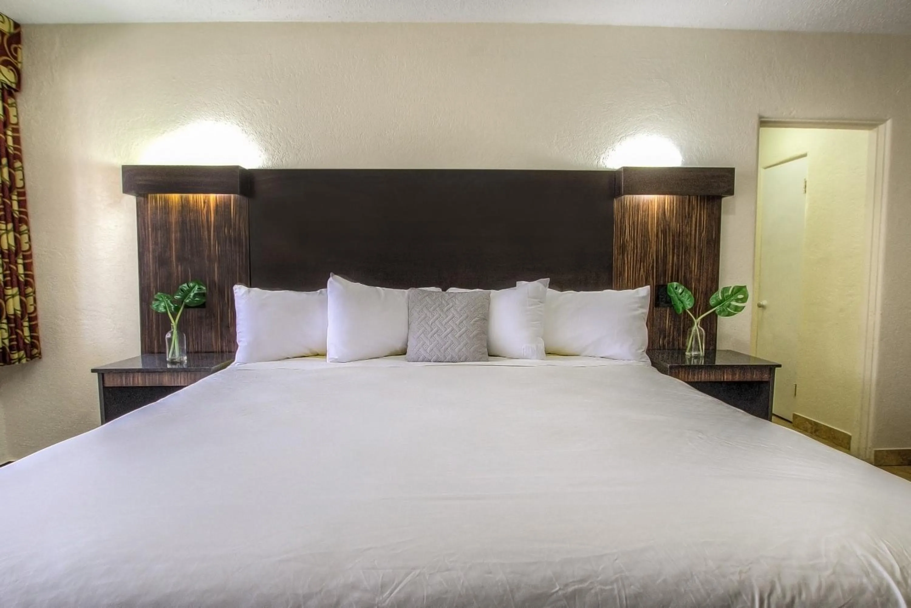 King Suite in La Bella Oceanfront Inn - Daytona