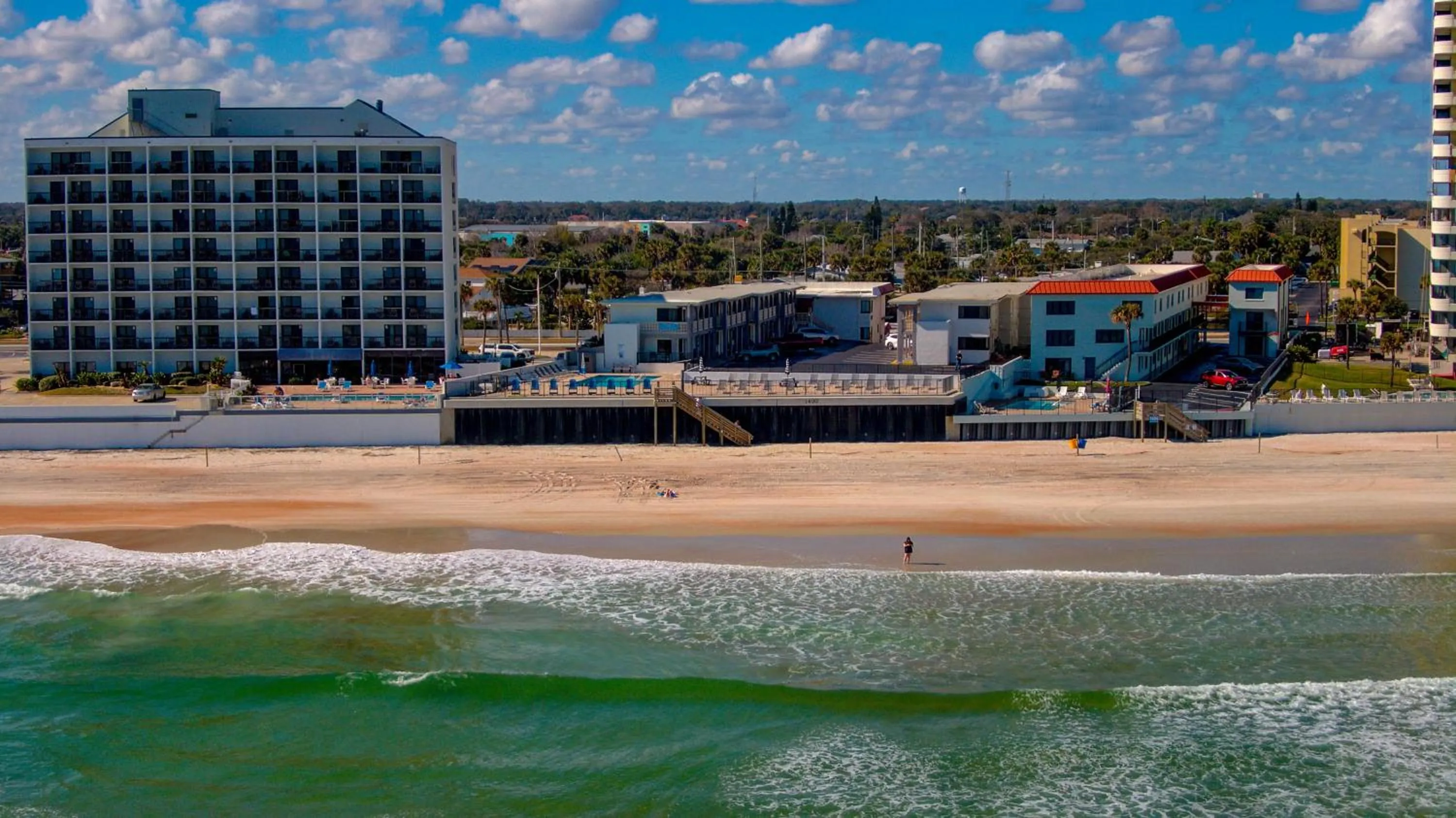 Property building in La Bella Inn - POOL OPEN