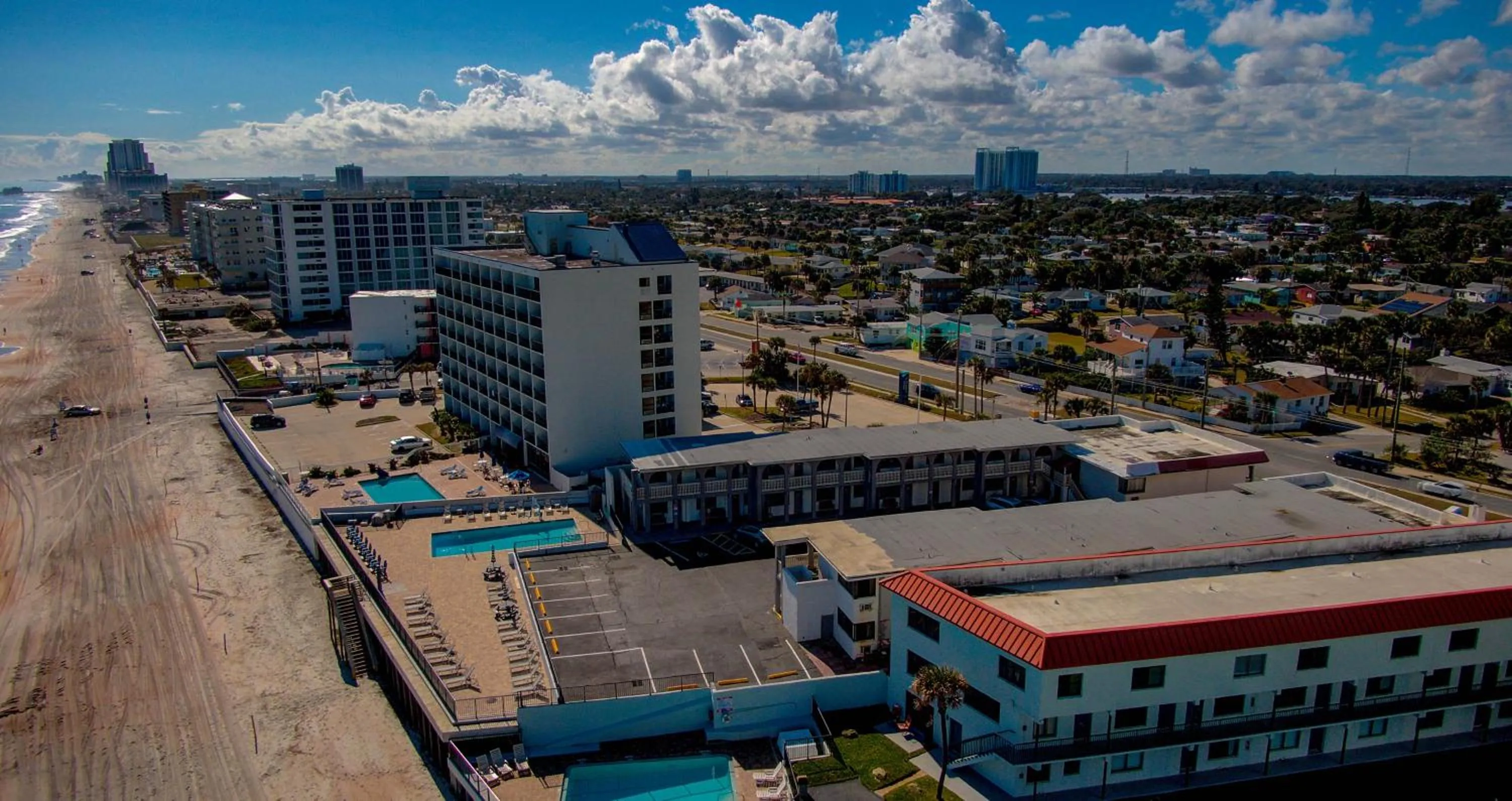 Property building in La Bella Inn - POOL OPEN