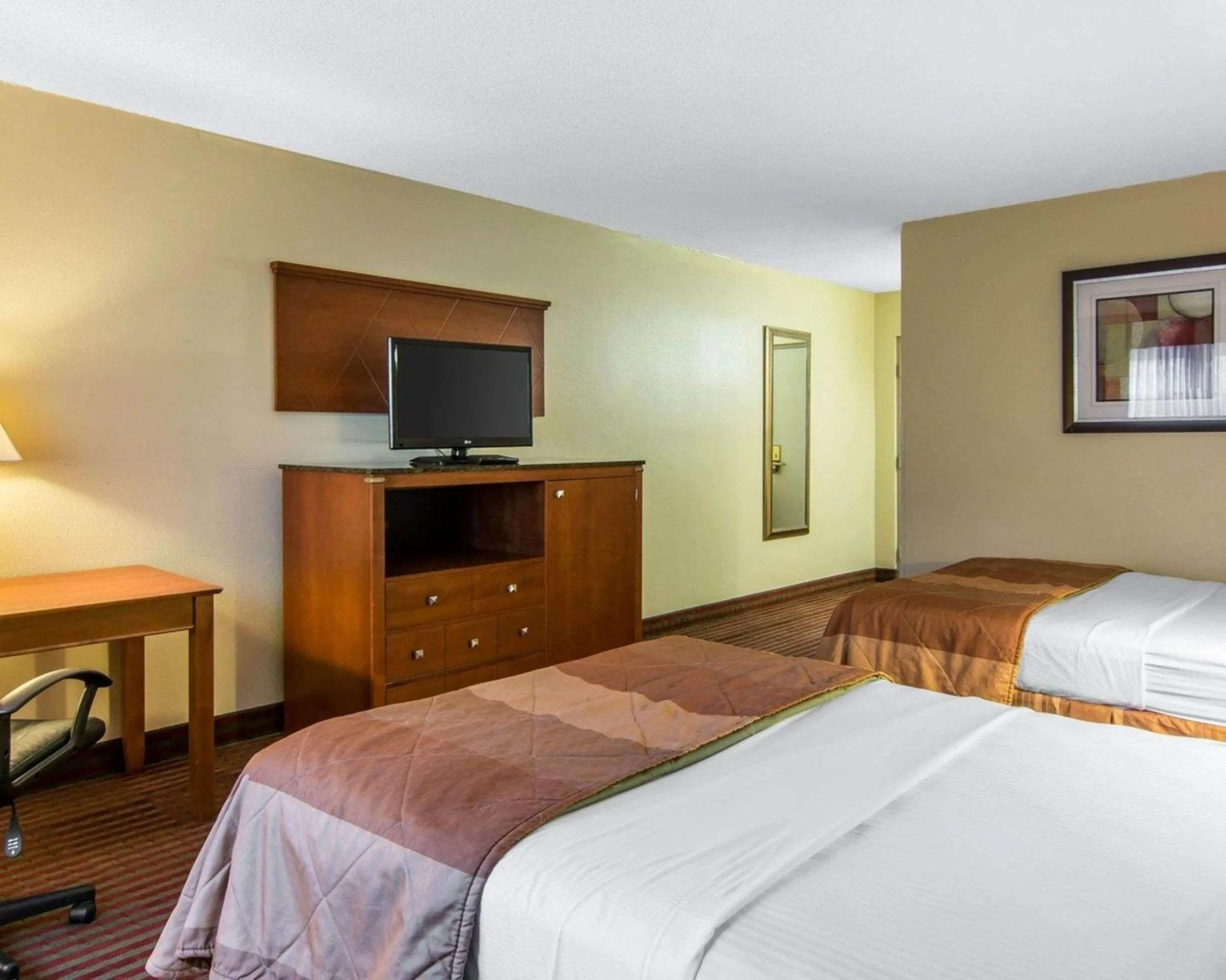 Bedroom, Bed in MainStay Suites Williamsburg Historic Area