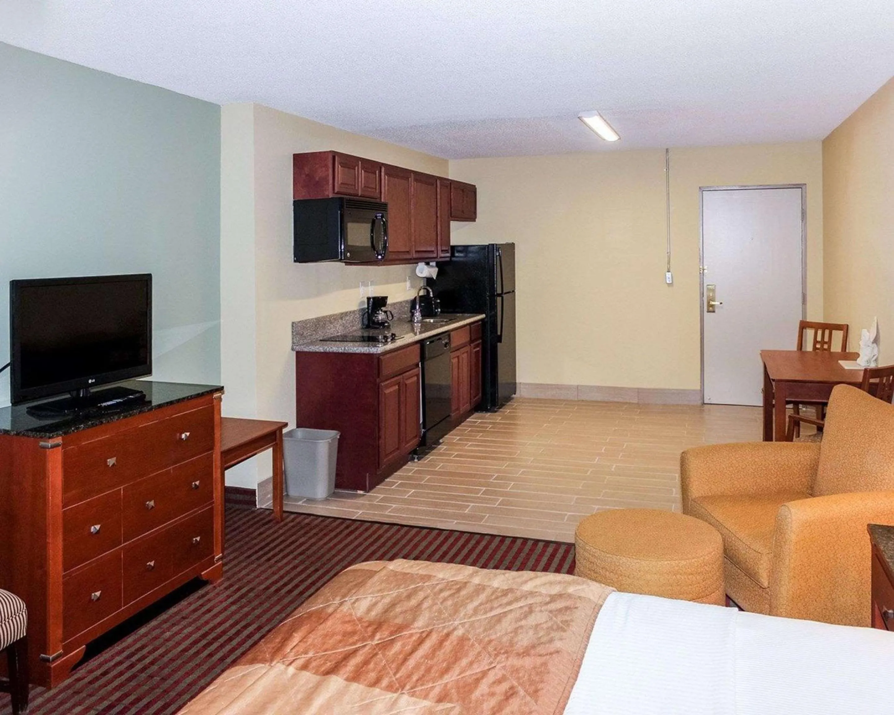 Bedroom, Bed in MainStay Suites Williamsburg Historic Area