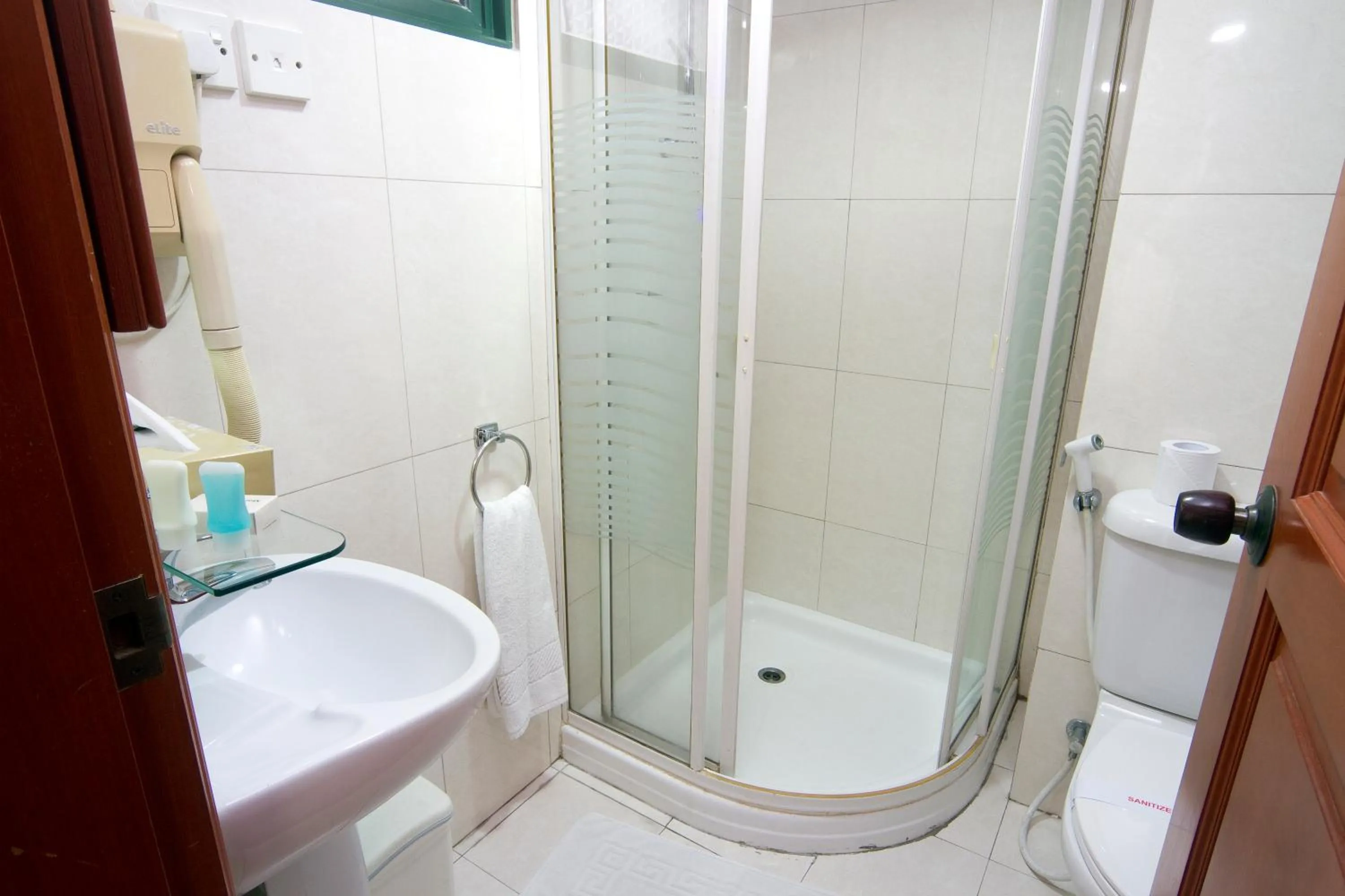 Shower in Mookai Hotel