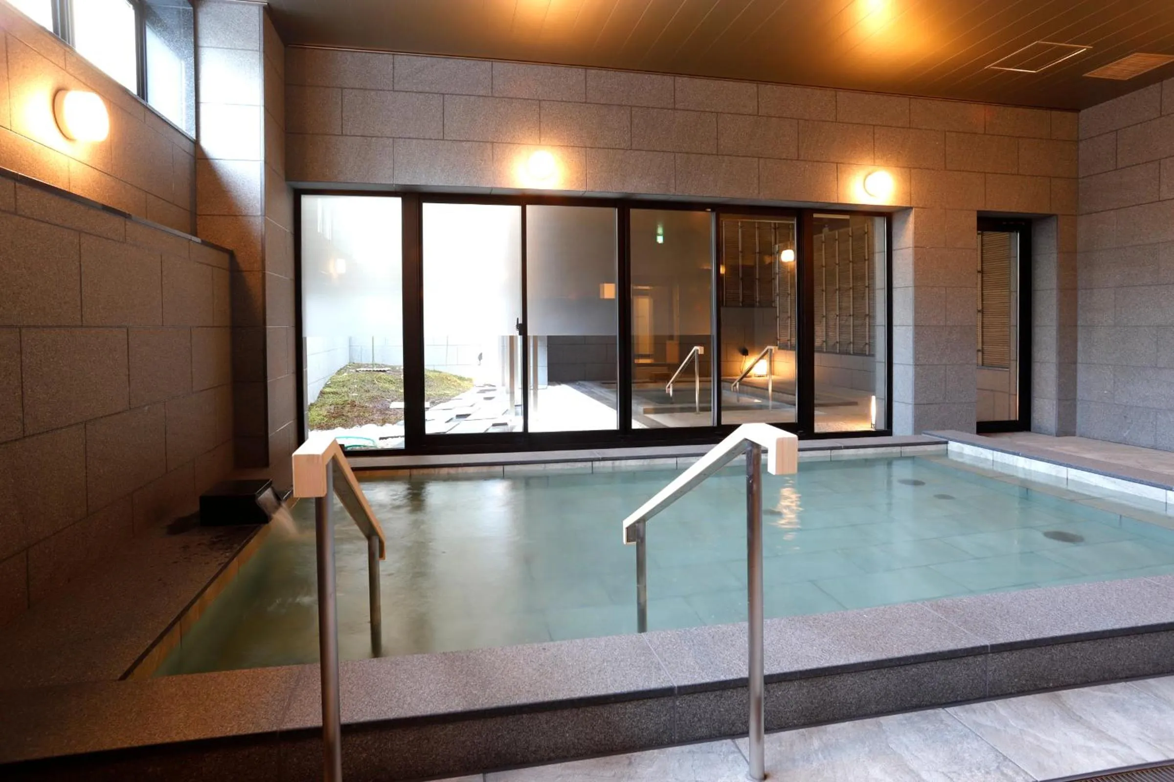 Hot Tub in Hotel Keihan Kyoto Hachijoguchi