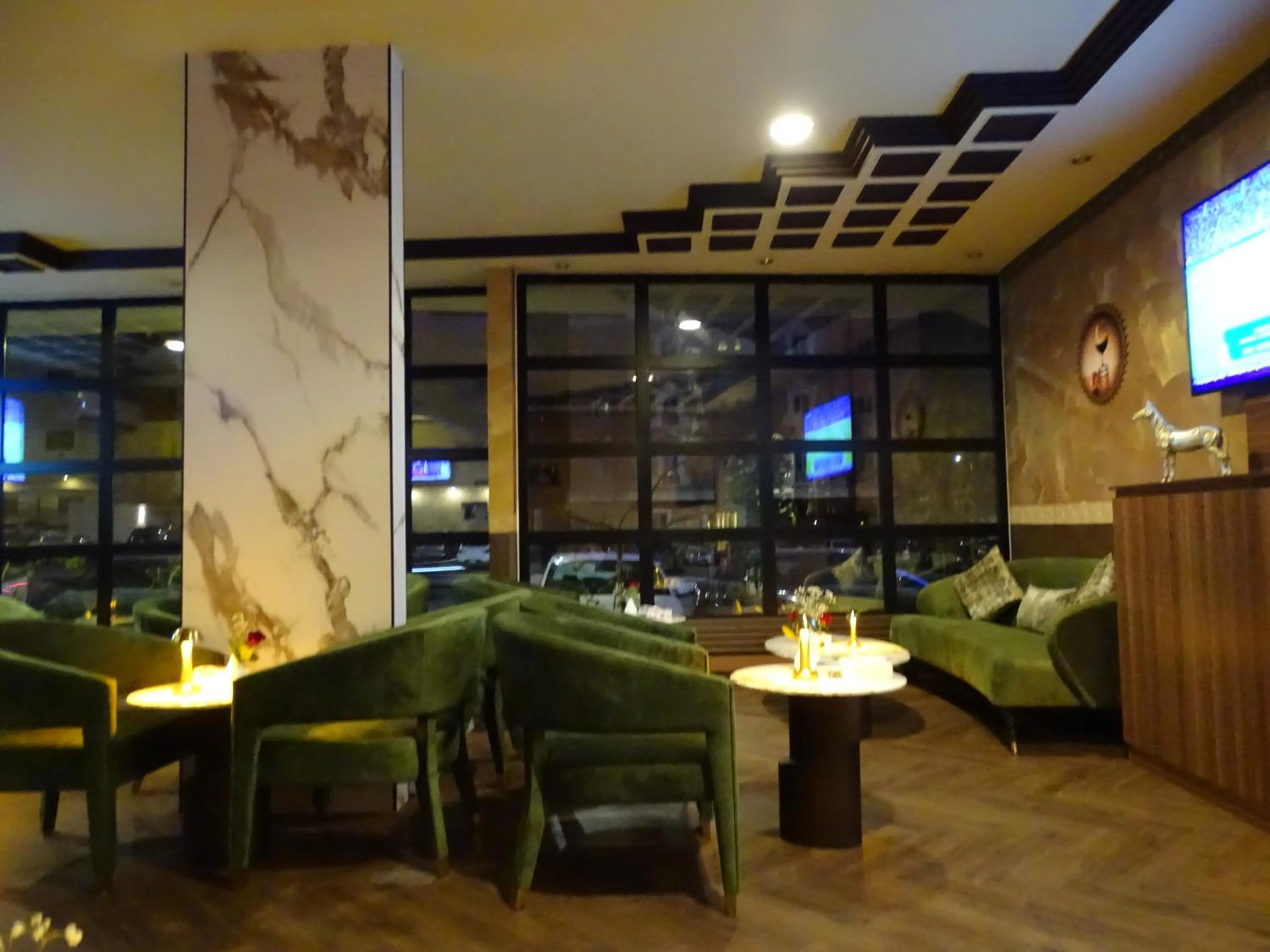 Restaurant/places to eat in Comfort Inn Al Taawon - Family Only