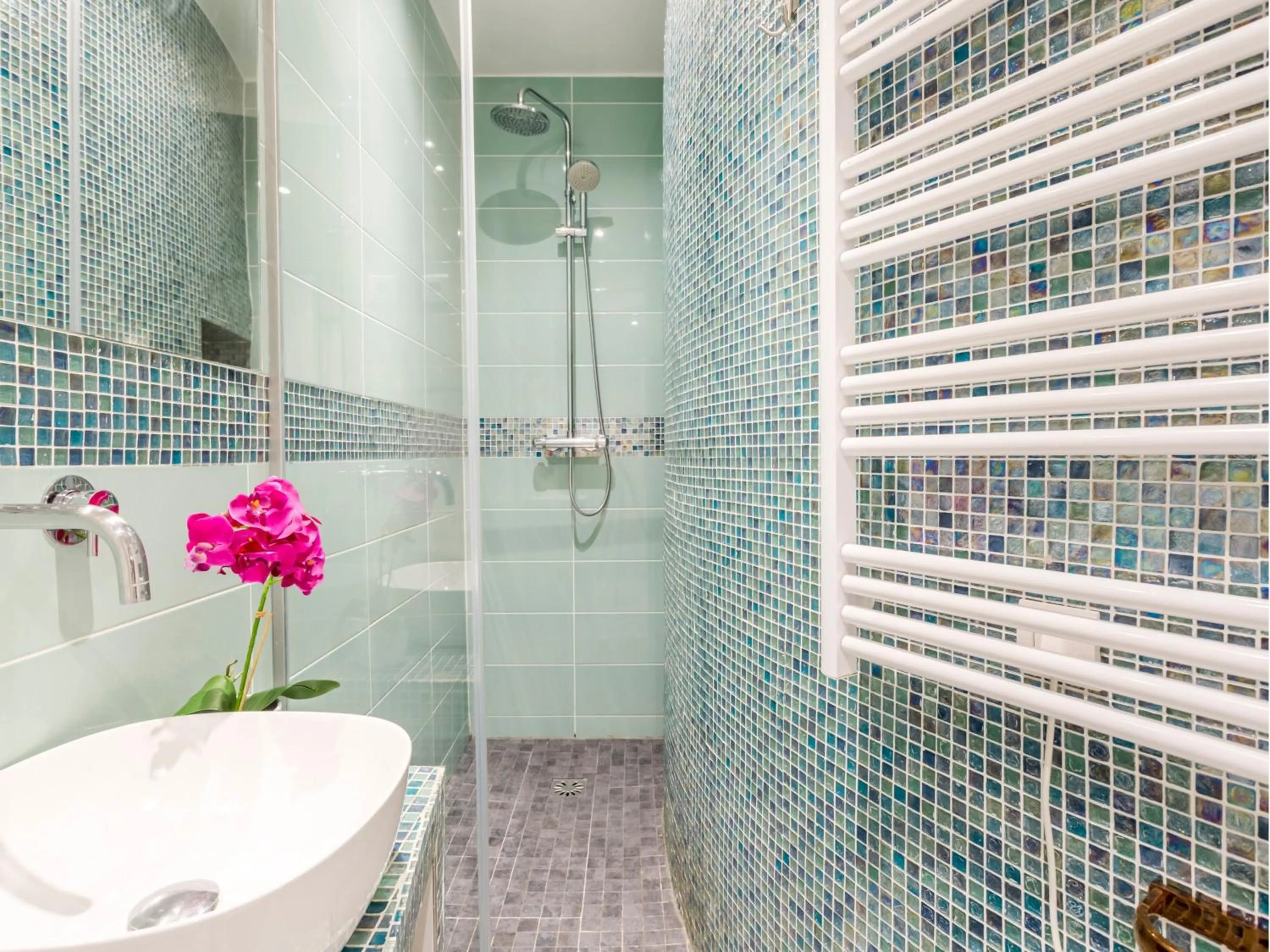 Shower in Merveil - Luxury Suite - Champs Elysées - Mermoz