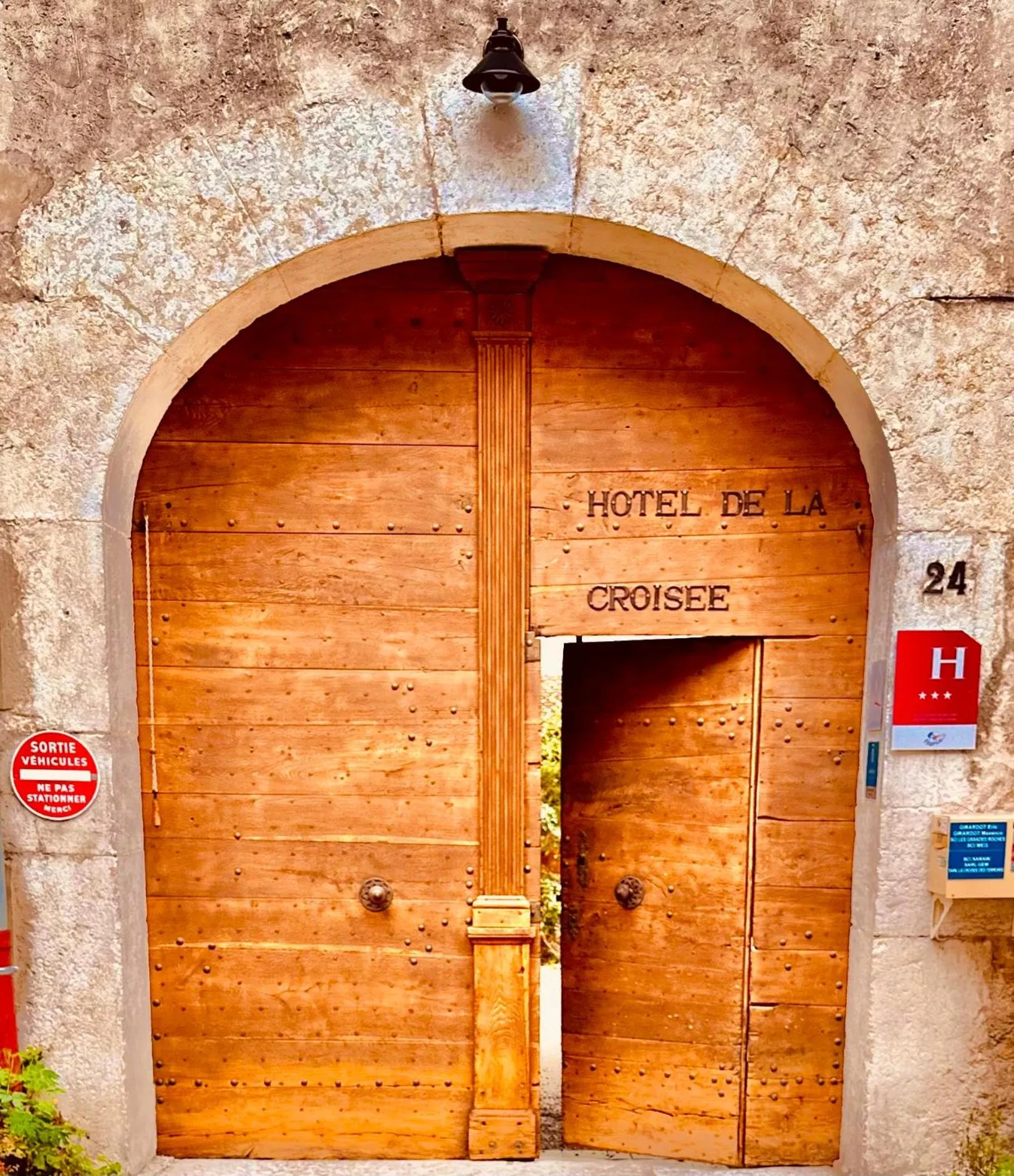 Property building in Hotel De La Croisée