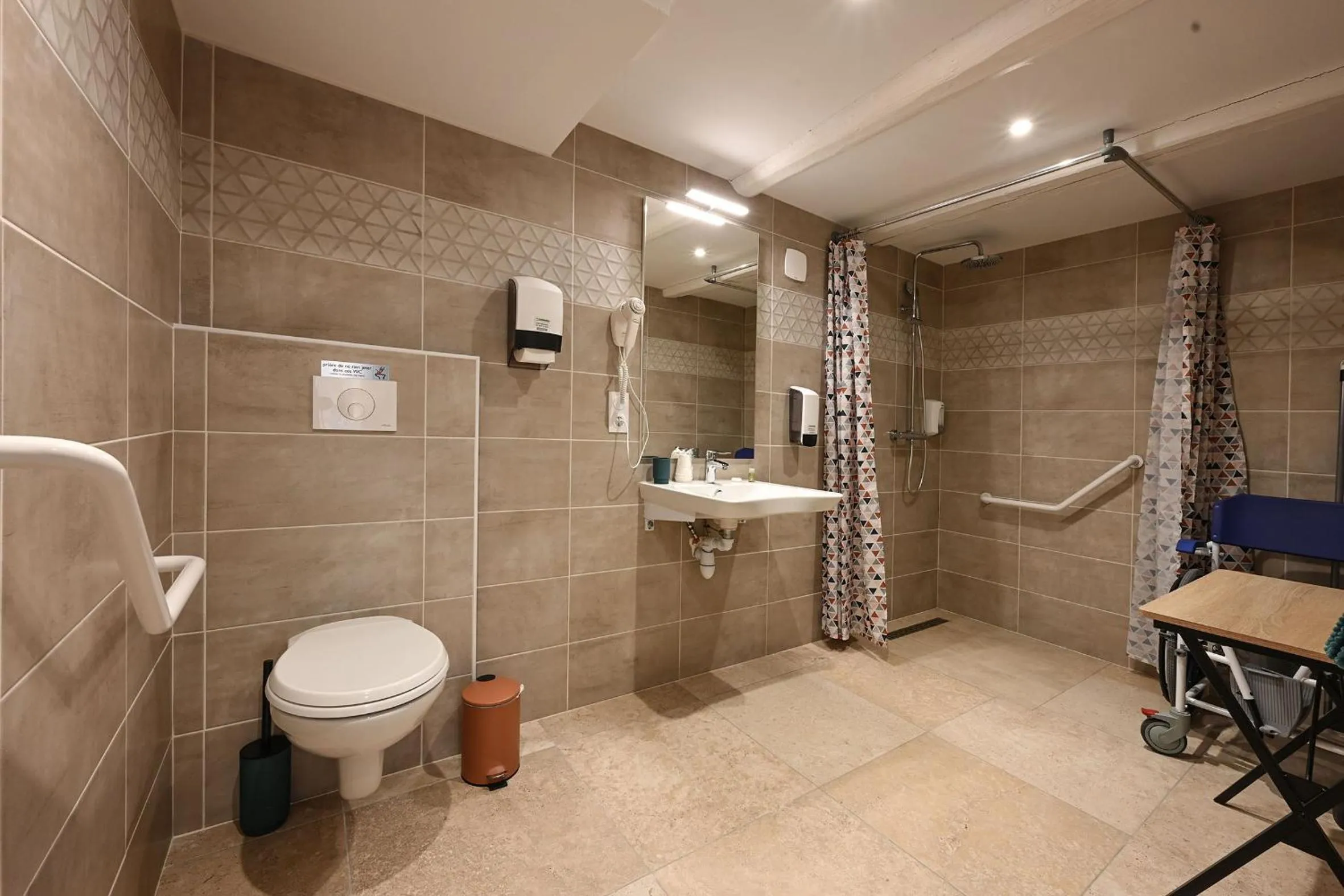 Shower in Hotel De La Croisée