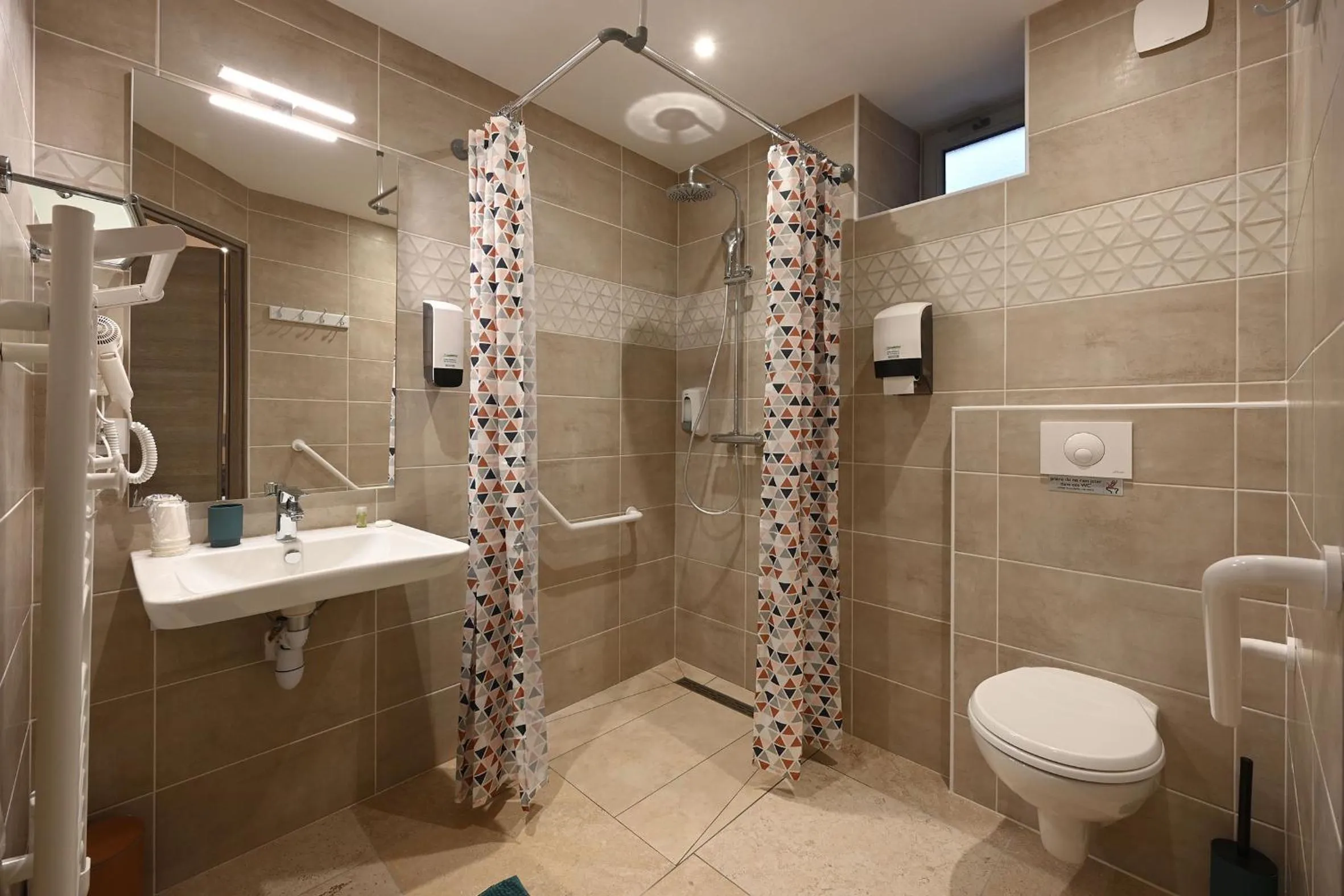 Shower in Hotel De La Croisée