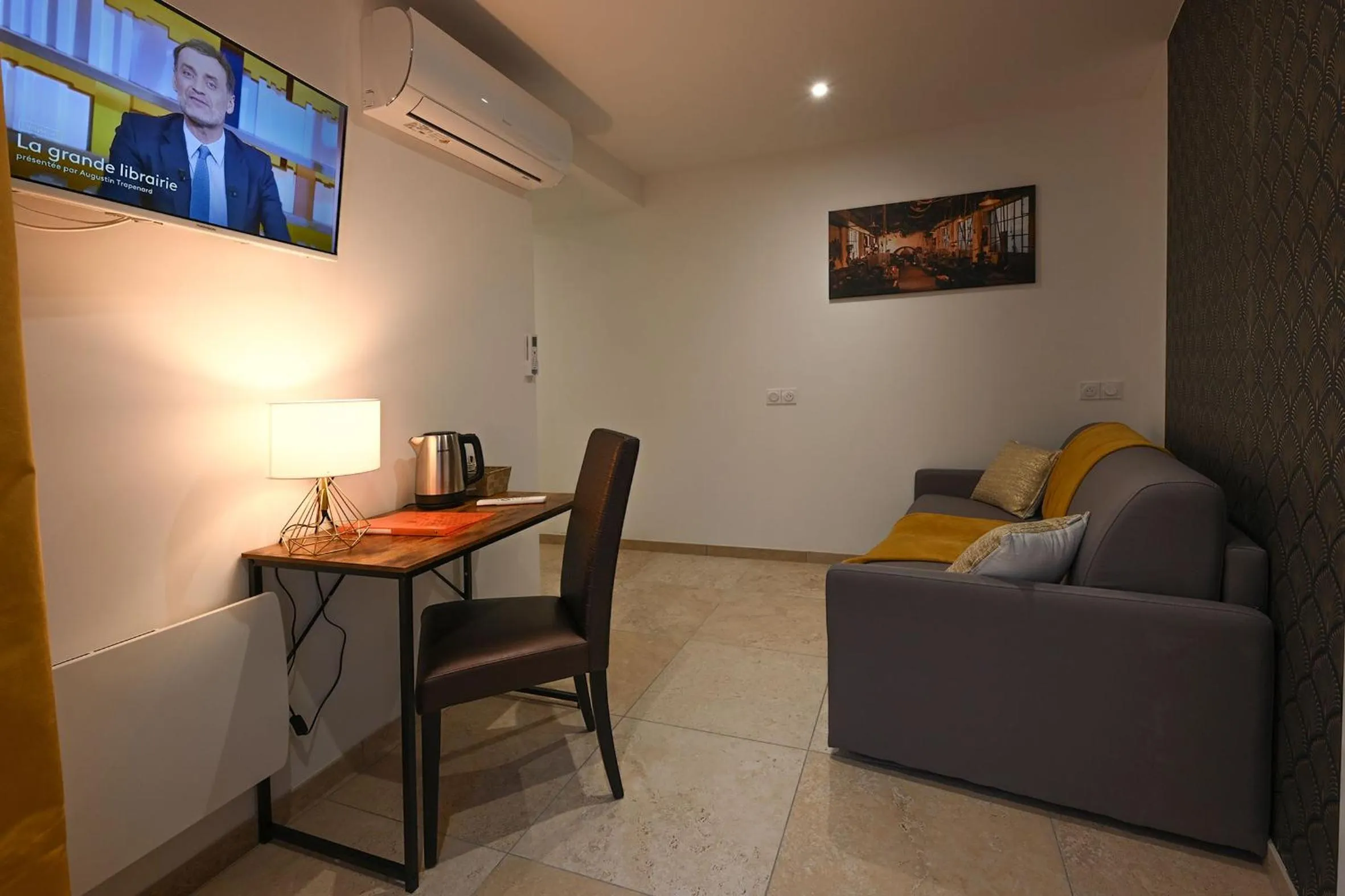 Coffee/tea facilities in Hotel De La Croisée