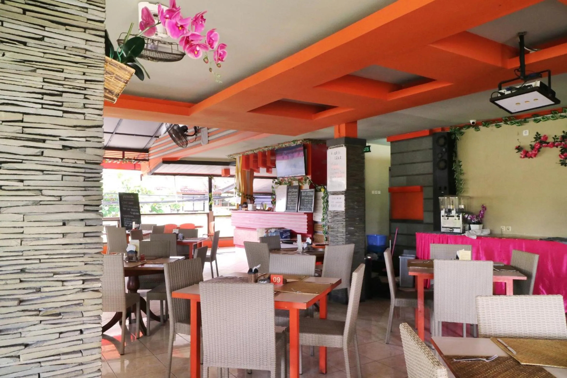 Restaurant/places to eat in Grand Sinar Indah
