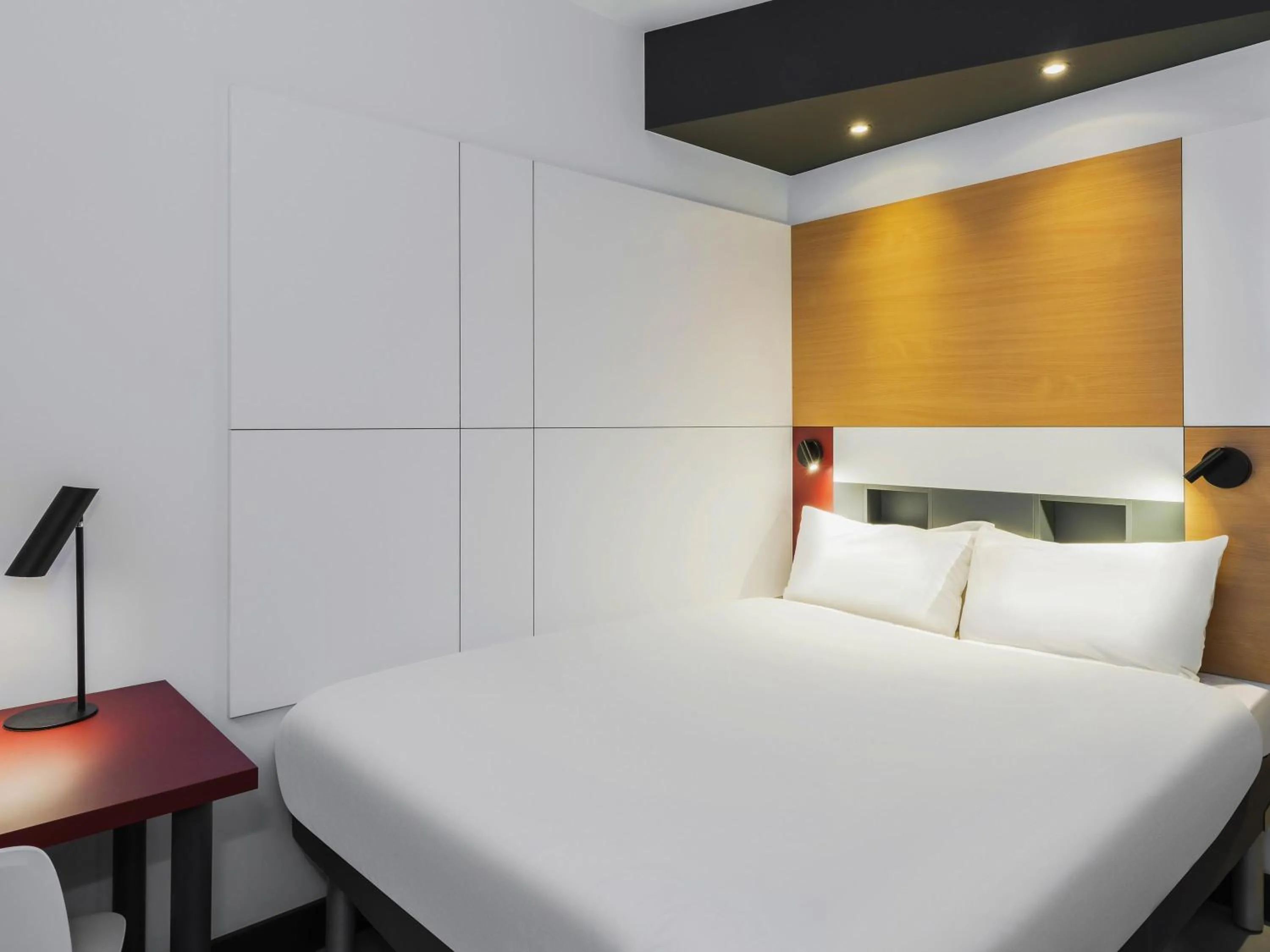 Bedroom, Bed in ibis budget Oostende Airport