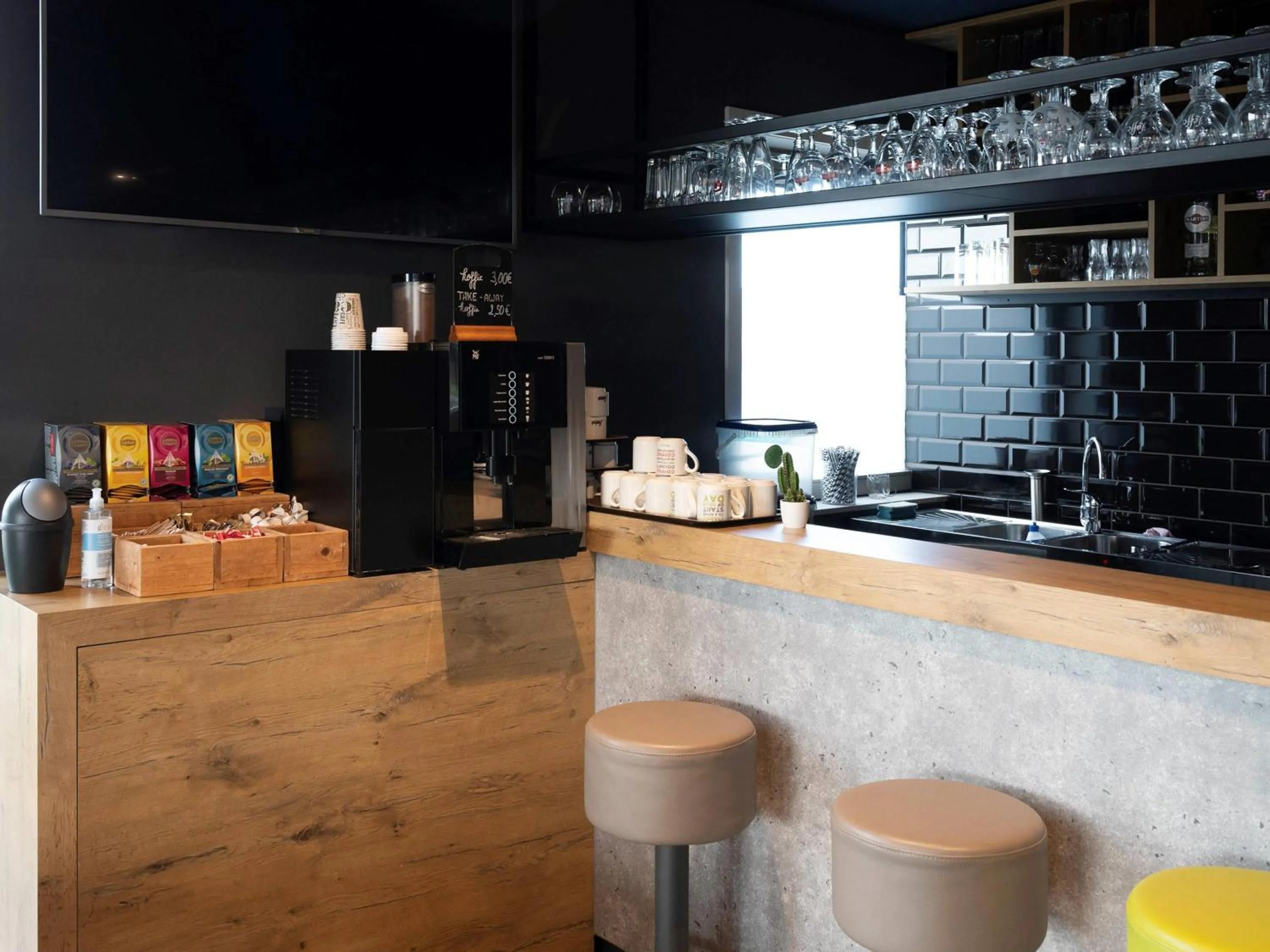 Lounge or bar in ibis budget Oostende Airport