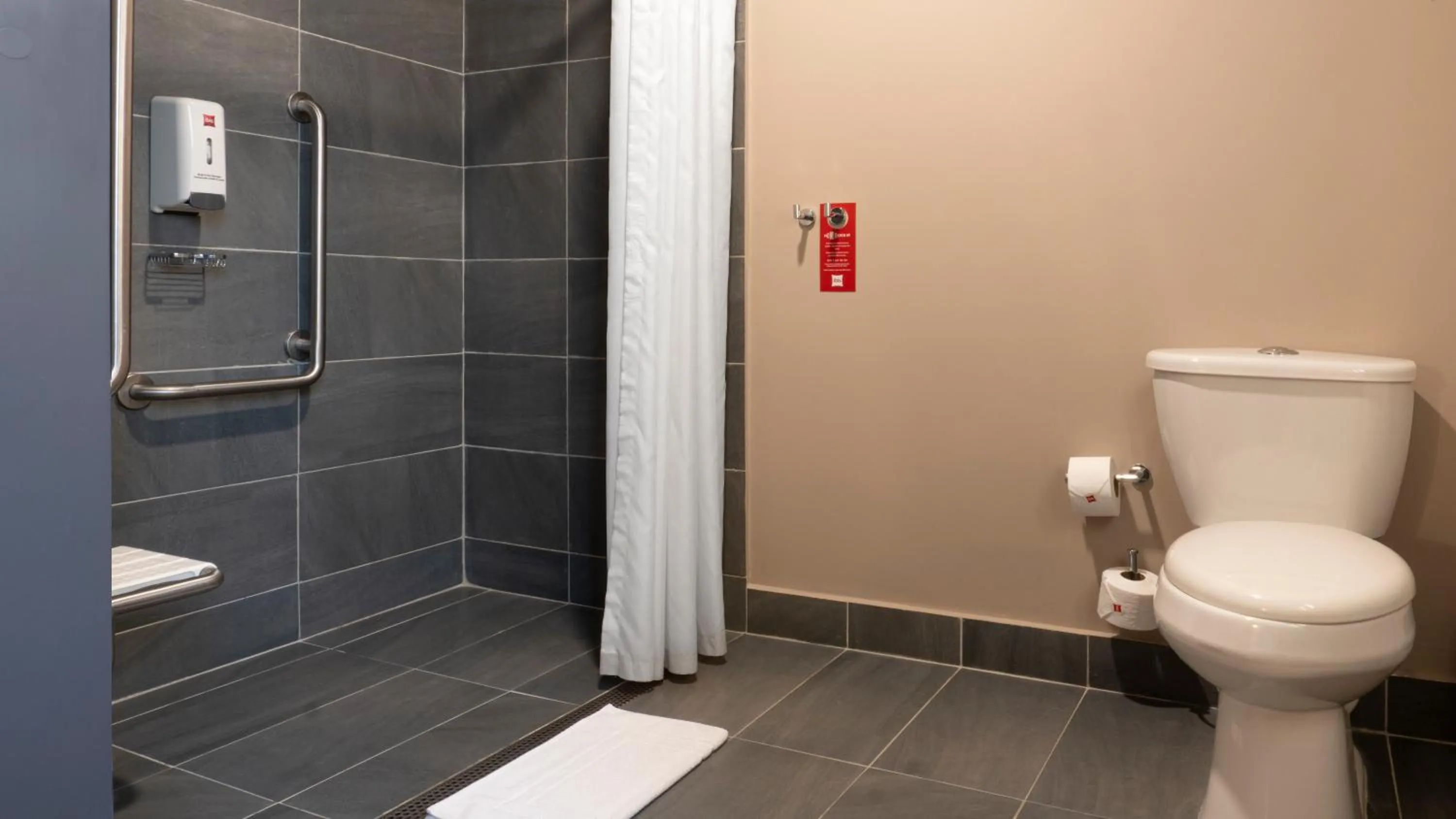 Bathroom in ibis Barranquilla