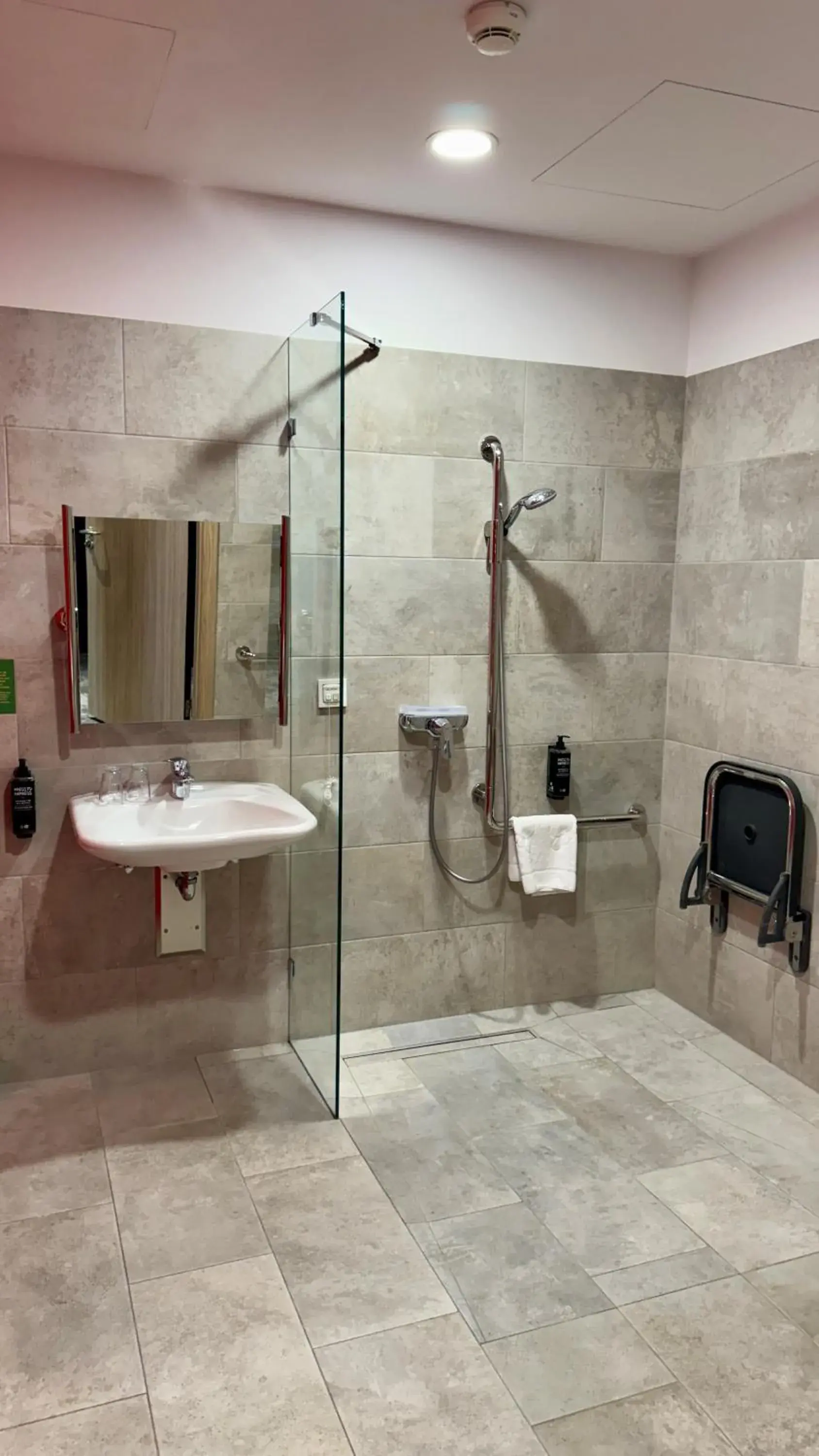 Comfortable reduced mobility Room with a Double Bed and an extra Sofa in ibis Styles Warszawa City Comfortable reduced mobility Room with a Double Bed and an extra Sofa in ibis Styles Warszawa City