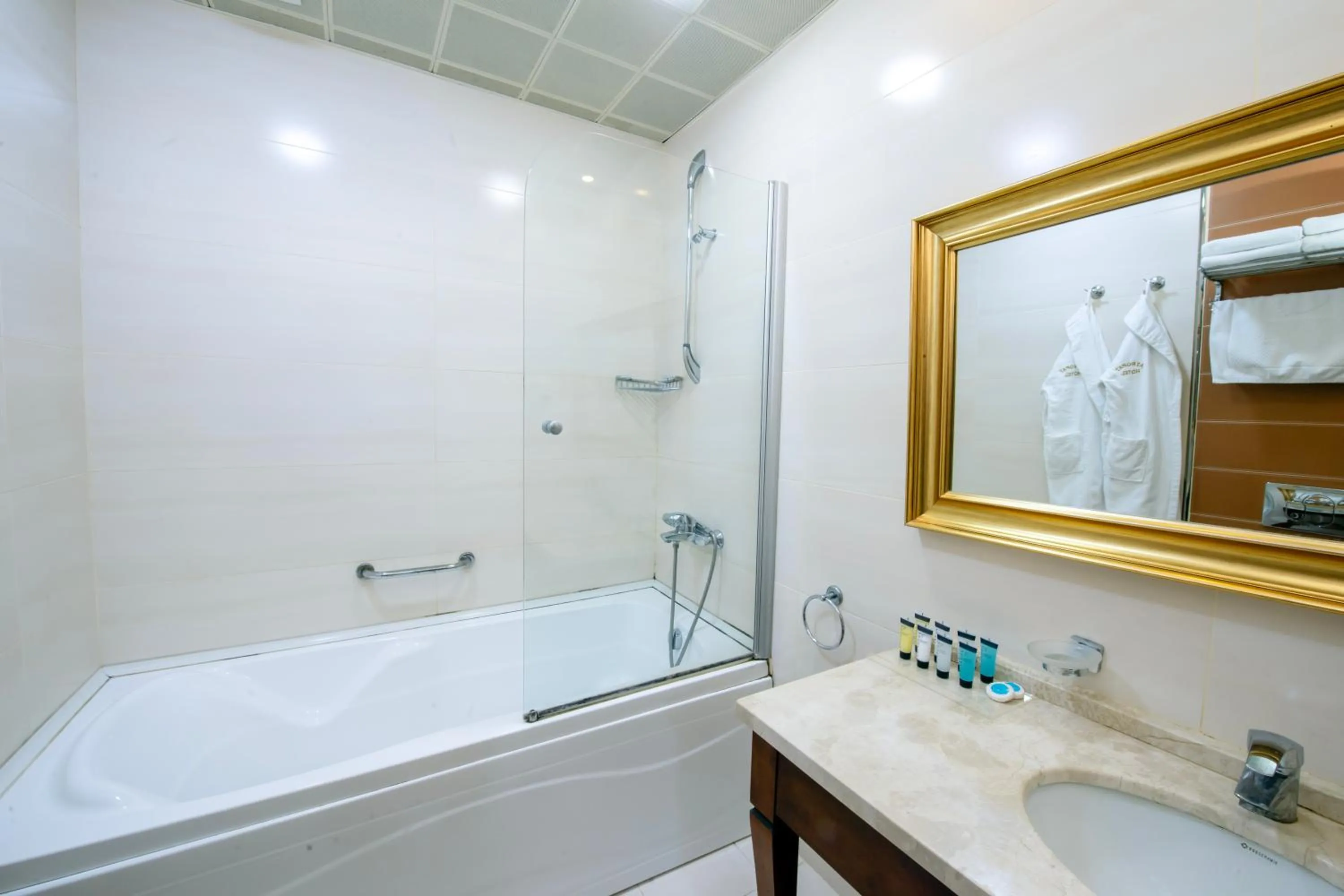 Shower in Atropat Old City Hotel