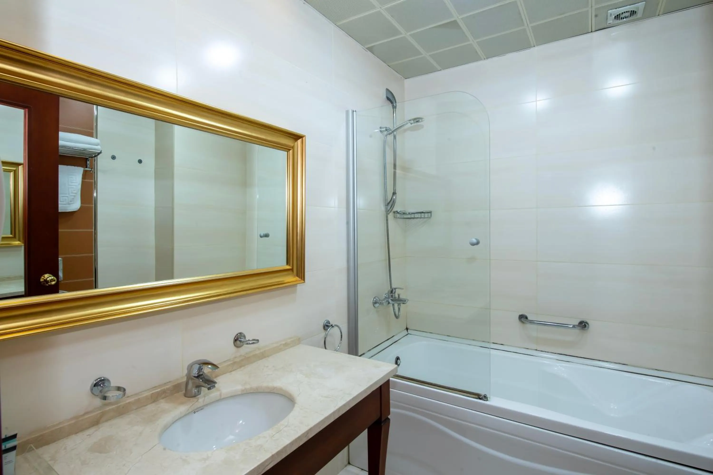 Shower in Atropat Old City Hotel