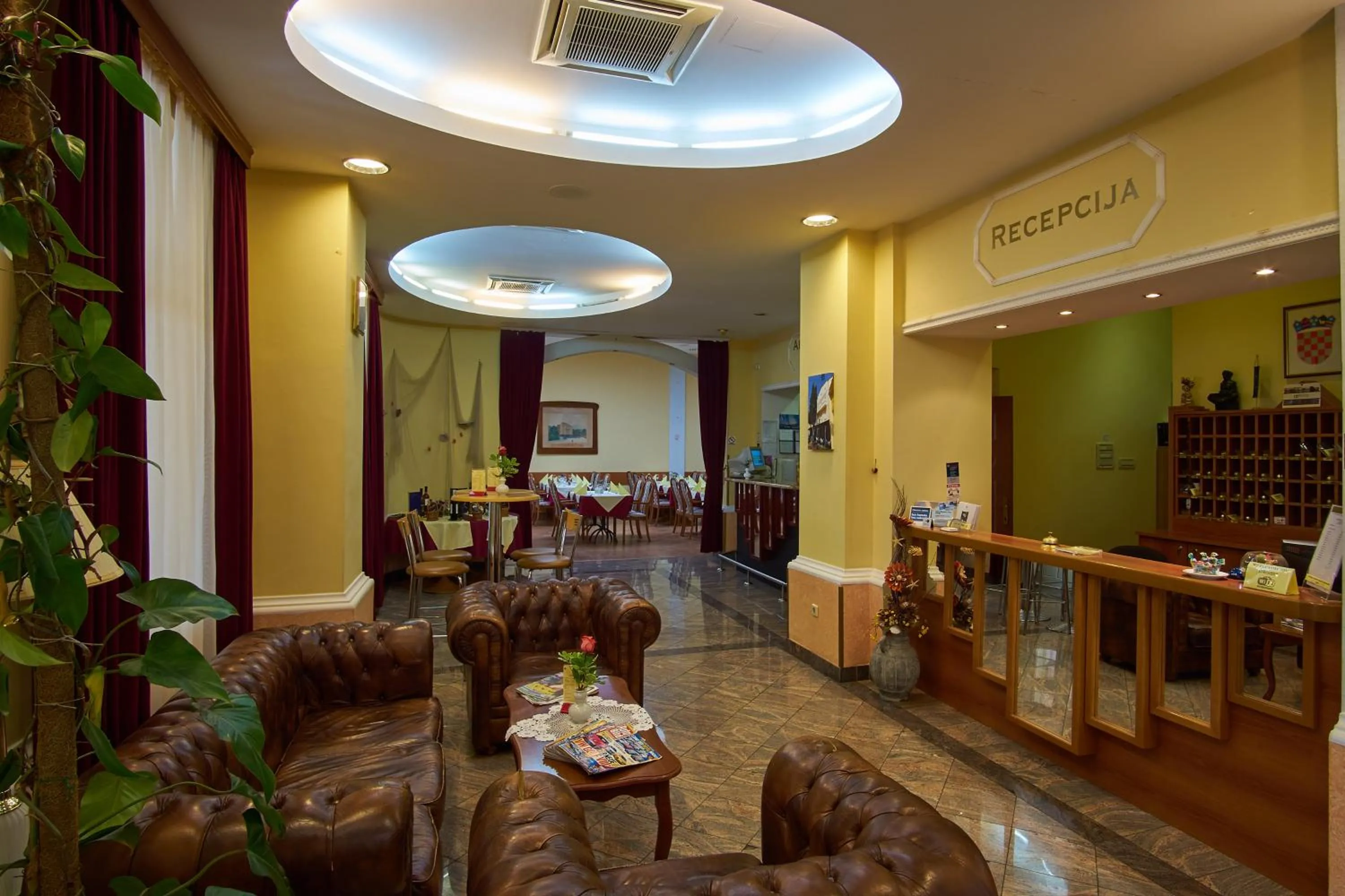 Lobby or reception in Hotel Vila Ružica- glavna zgrada i depandanse