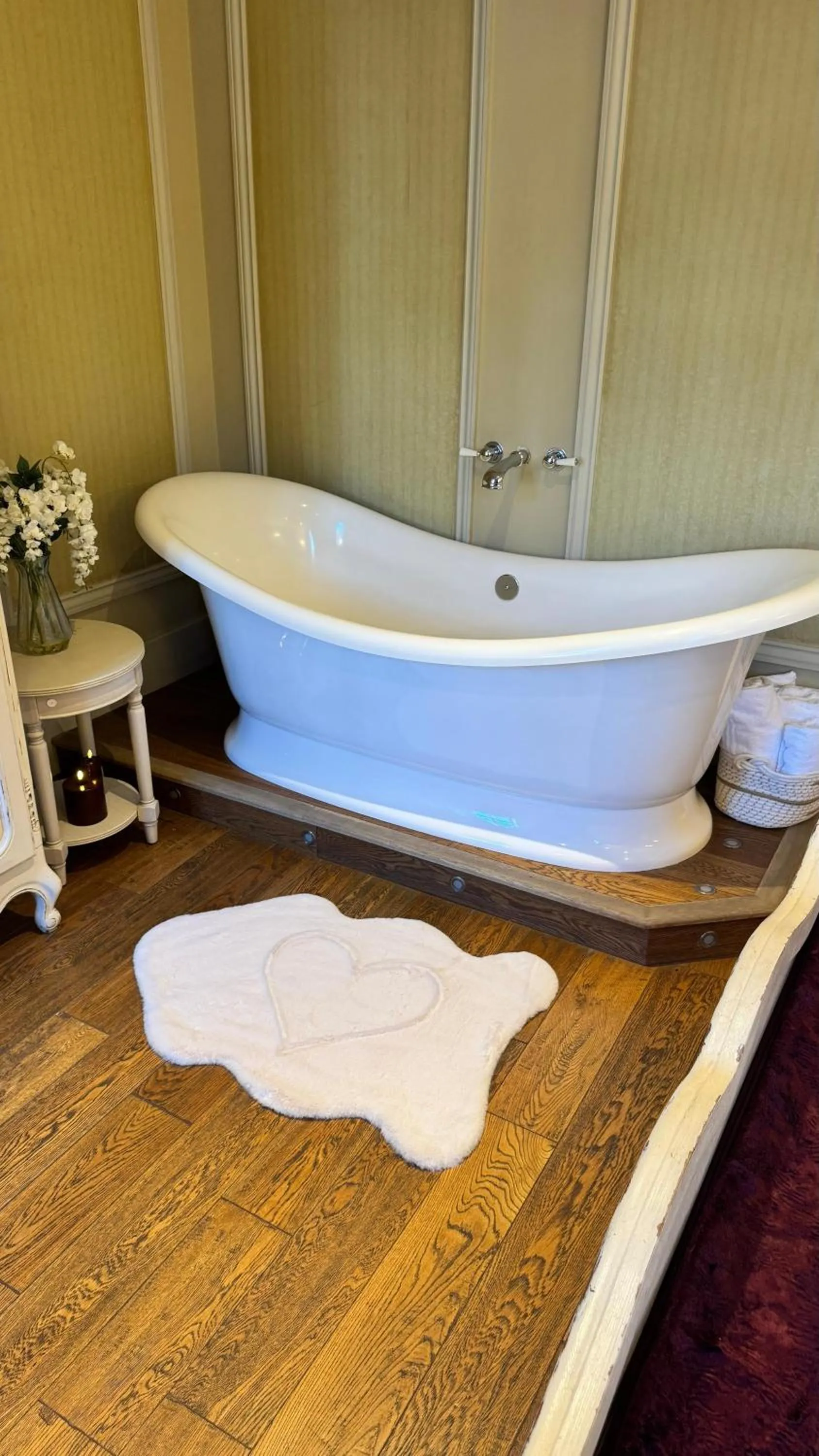 Bath in No.64 at the Joiners