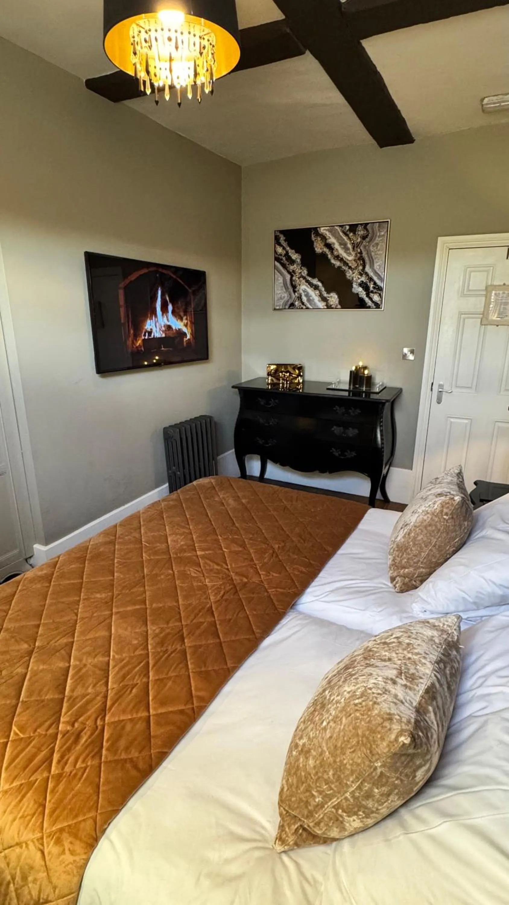 Bed in No.64 at the Joiners