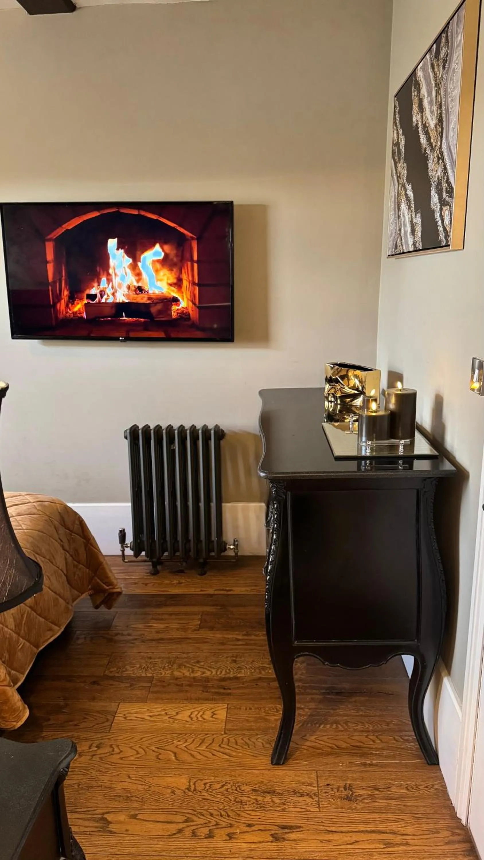 TV and multimedia in No.64 at the Joiners