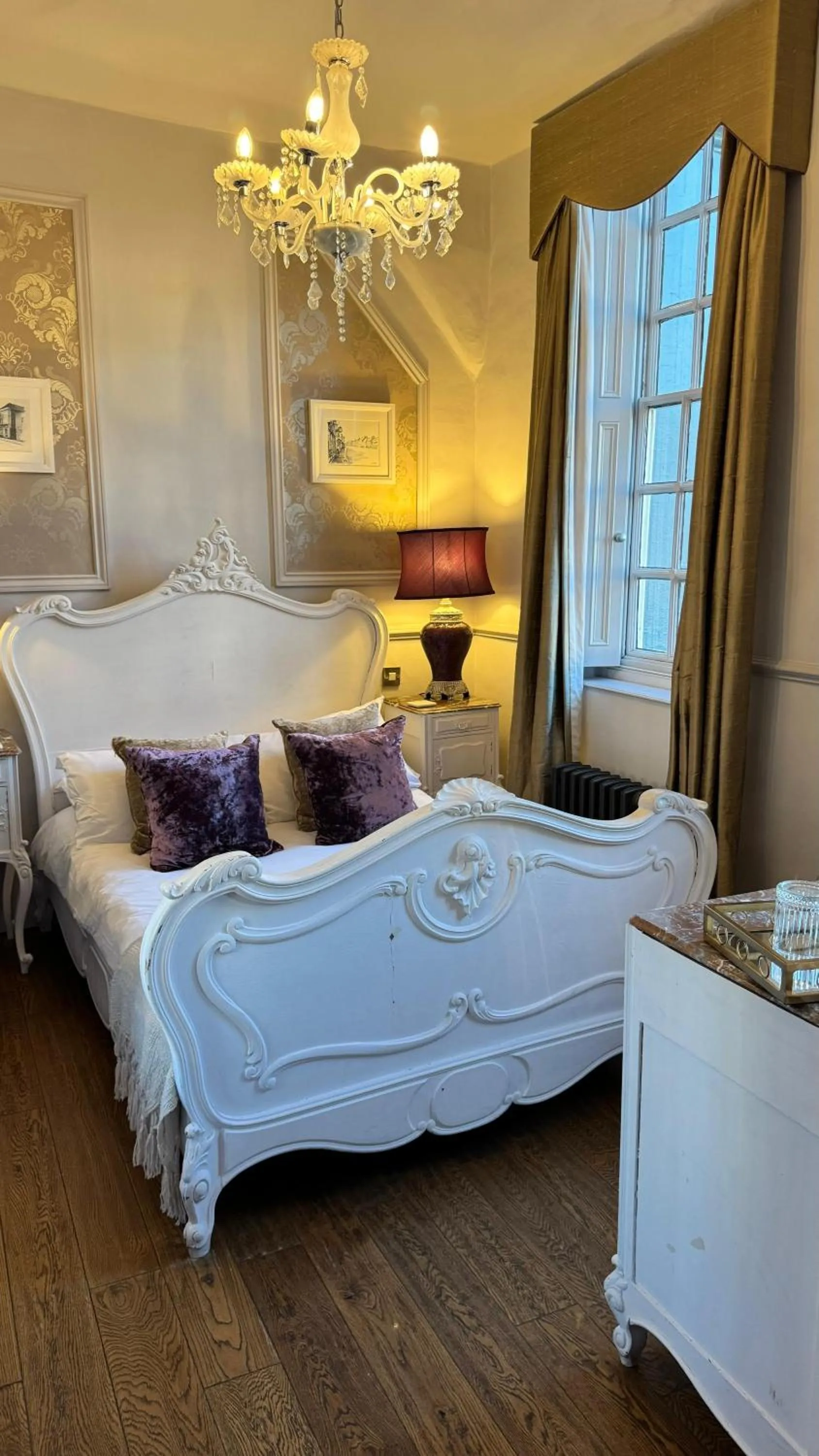 Photo of the whole room in No.64 at the Joiners