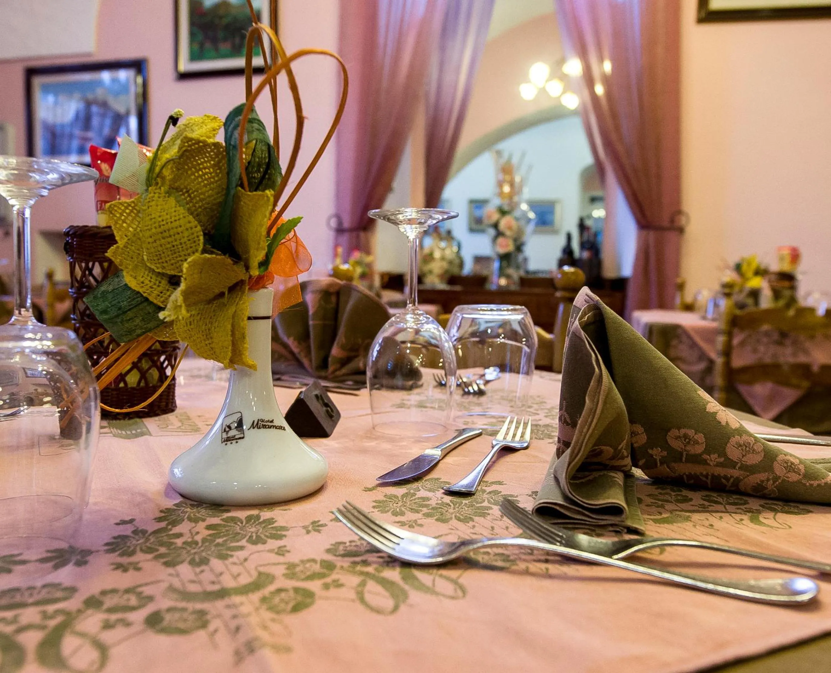 Restaurant/Places to Eat in Hotel Miramare