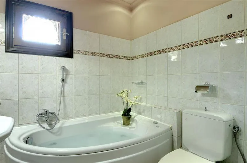 Hot Tub in Iatrou Guesthouse