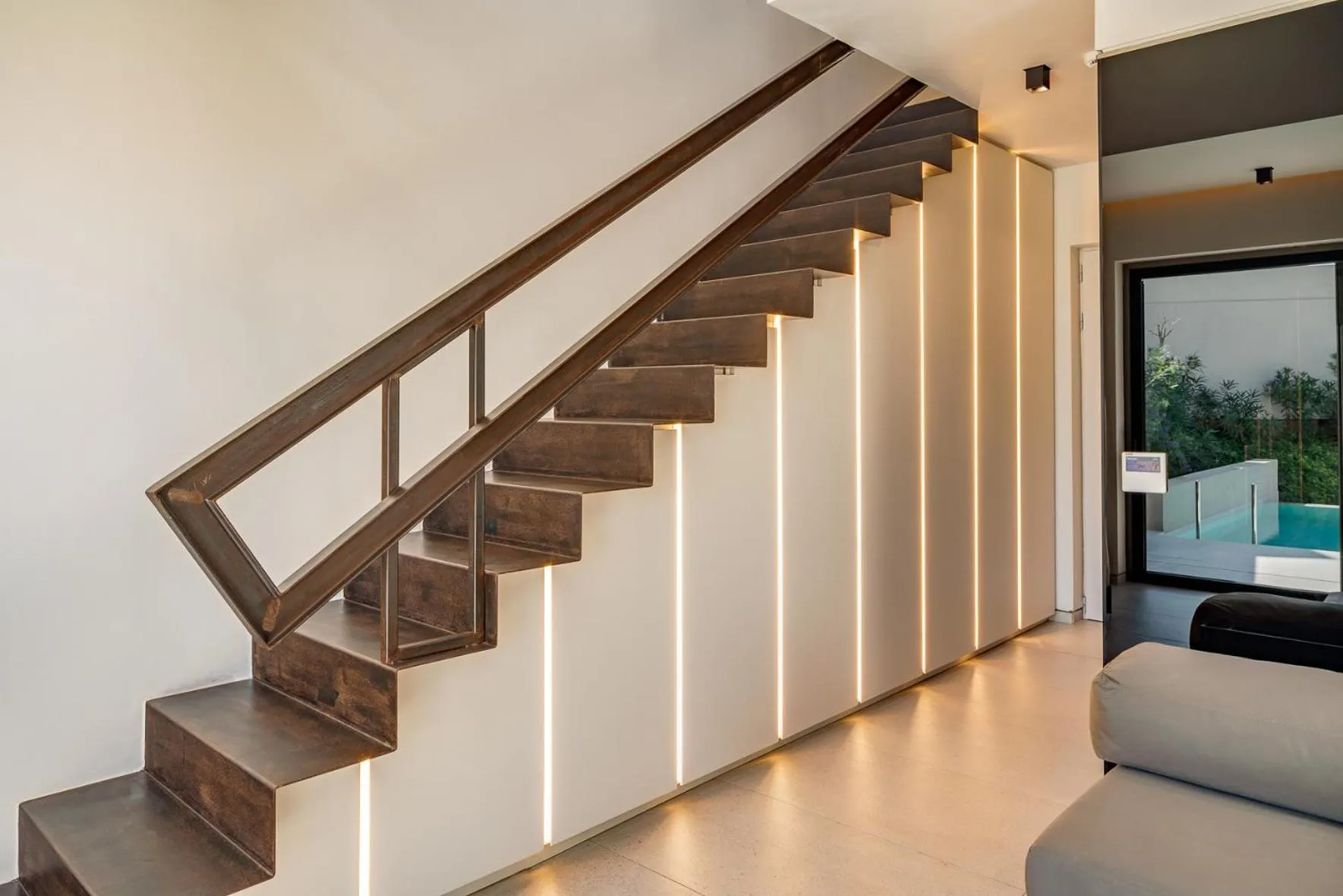 Photo of the whole room in Milos Cove