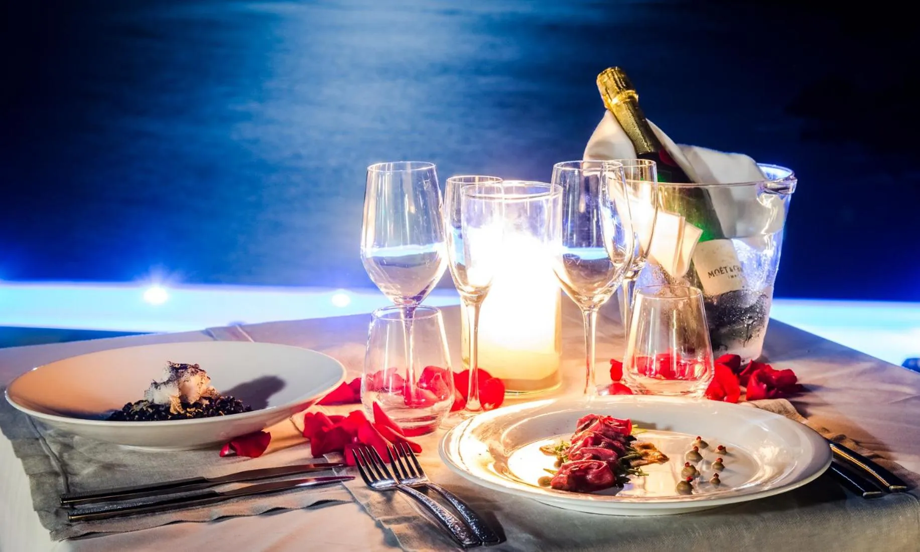 Restaurant/places to eat in Milos Cove