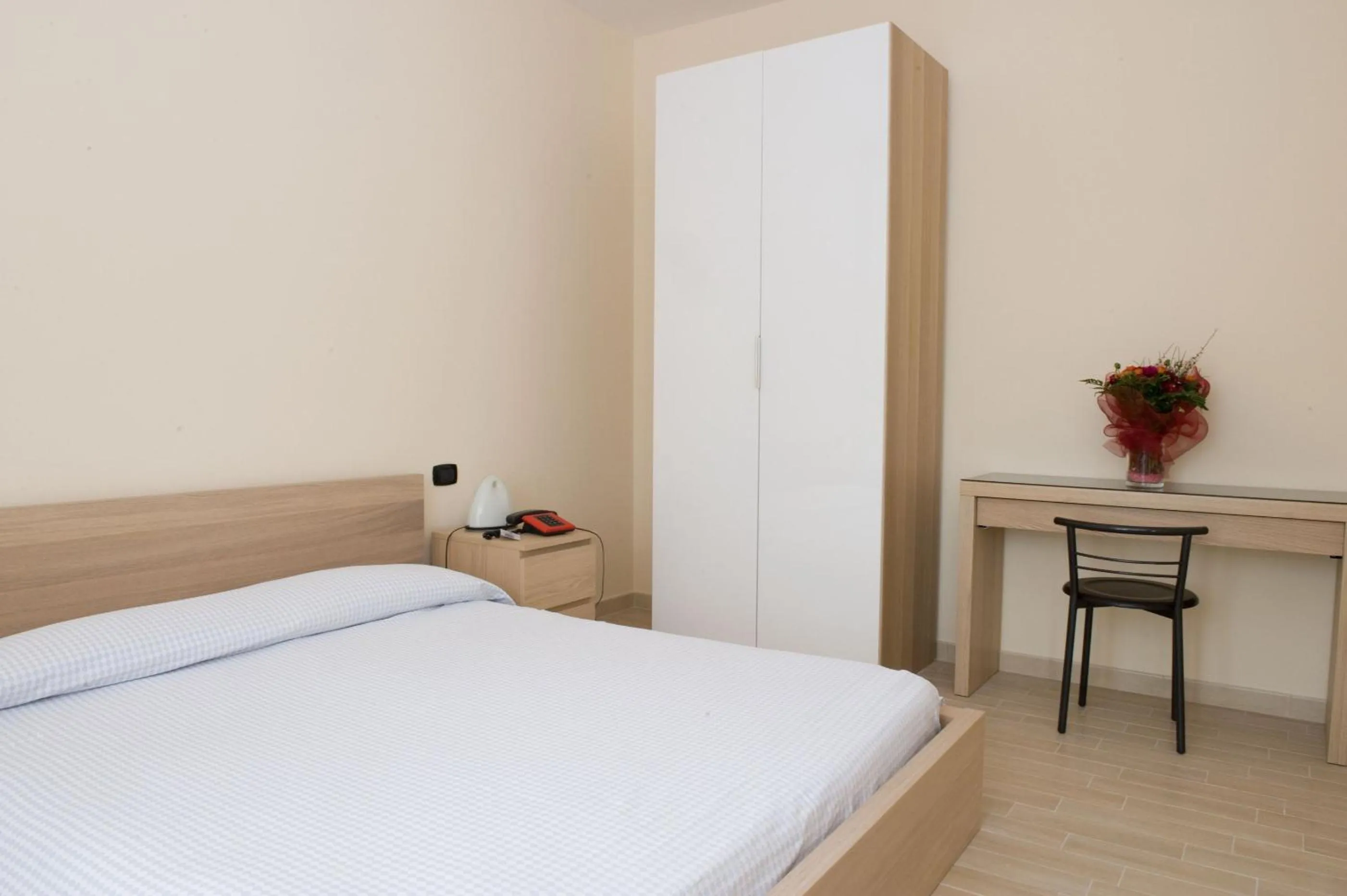 Photo of the whole room, Bed in Hotel 90