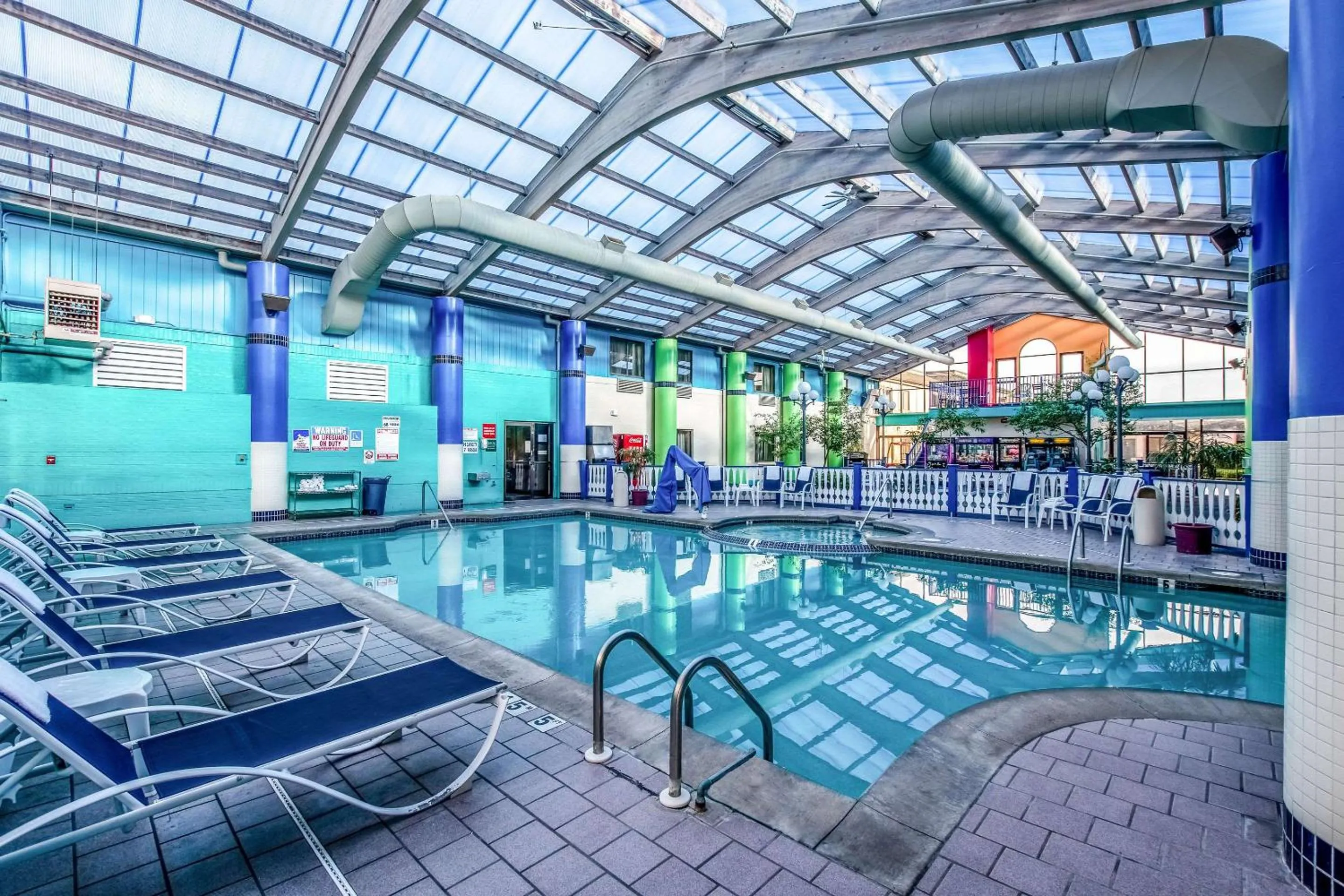 Swimming pool in Quality Inn & Suites
