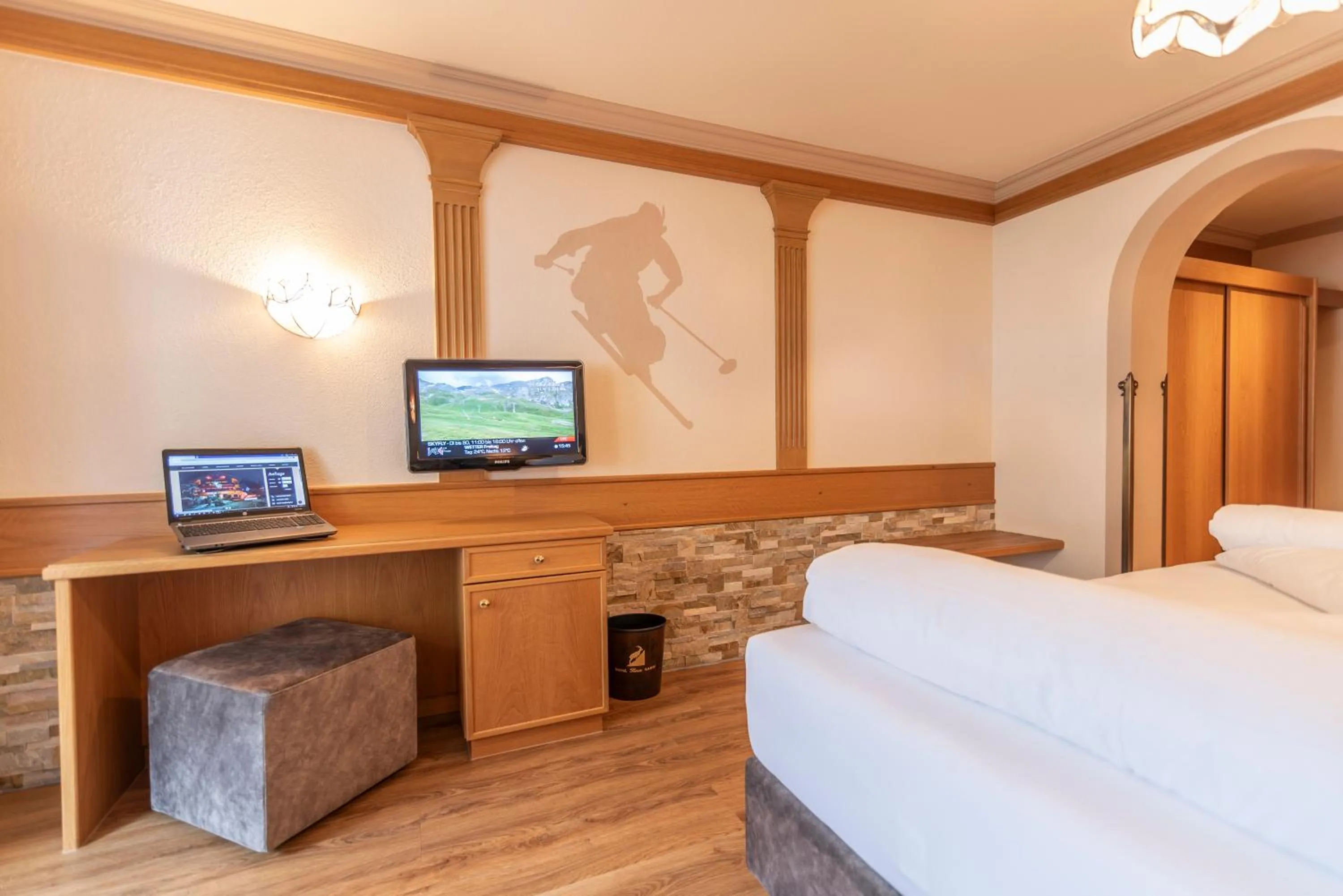 Photo of the whole room, Bed in Hotel Garni Apart TINA