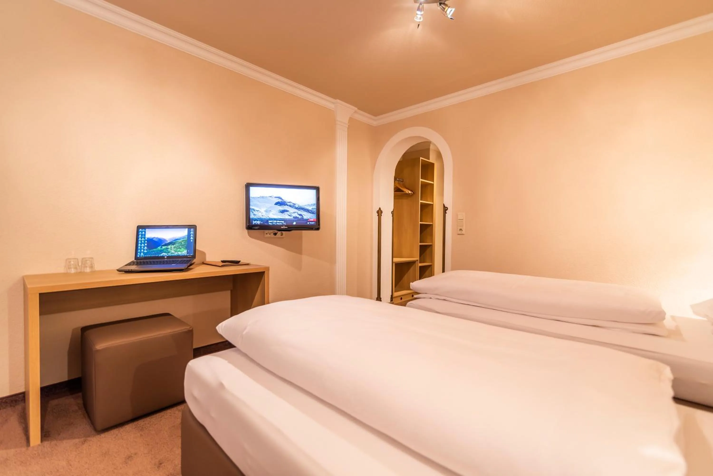 Photo of the whole room, Bed in Hotel Garni Apart TINA